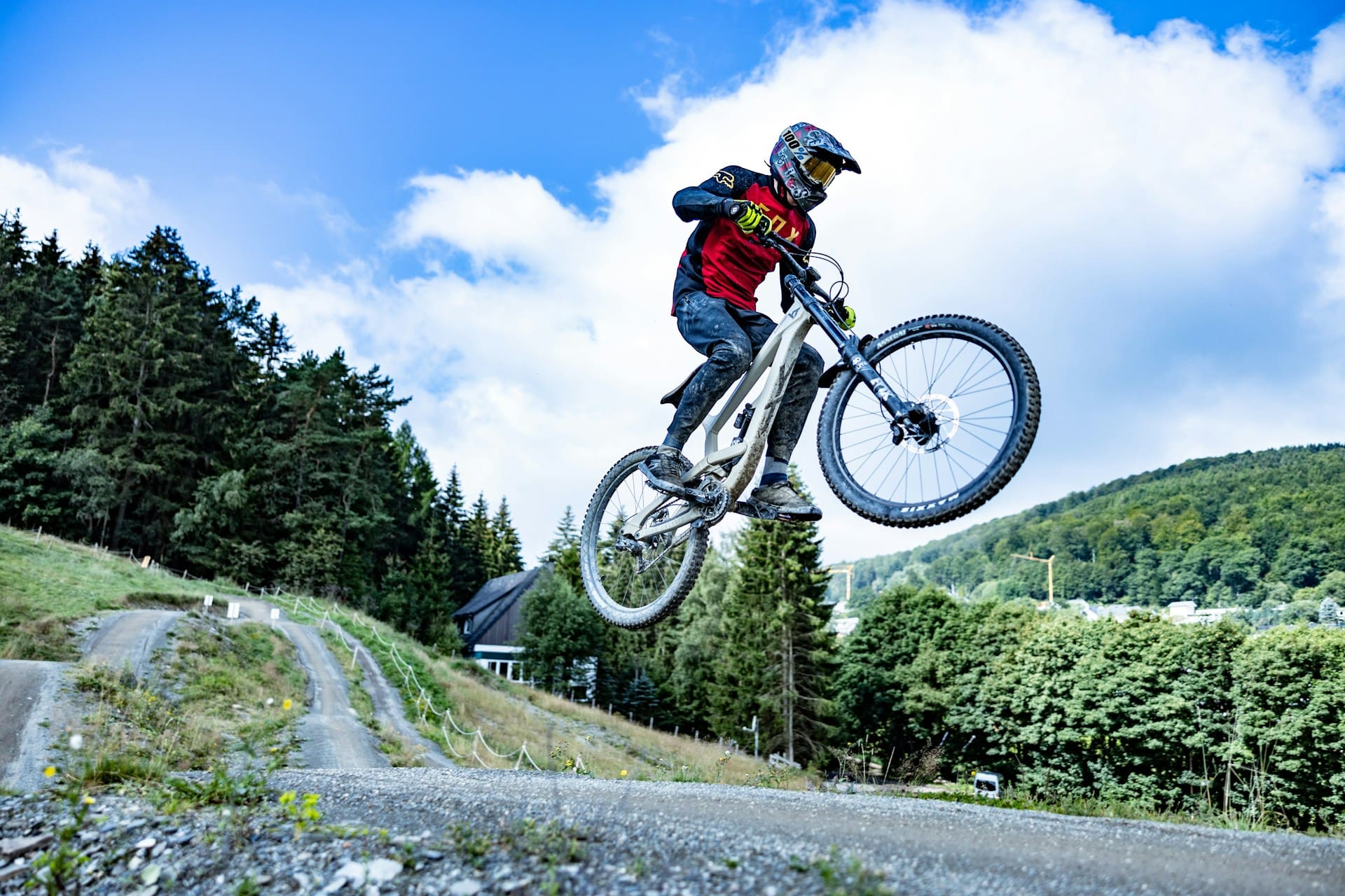 uomo in bici fa cross country