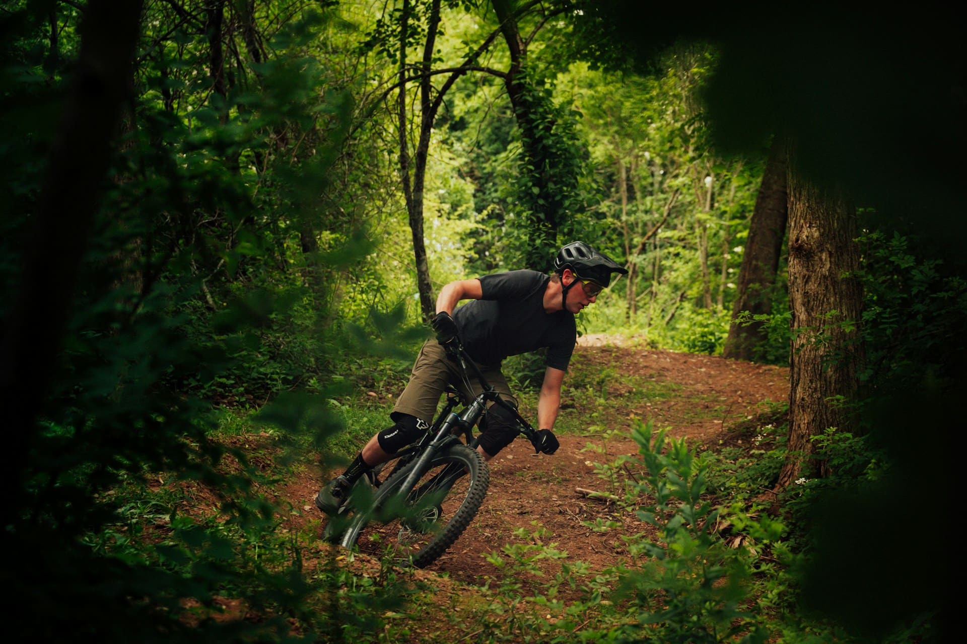 uomo scende sentiero di montagna su una bici downhill