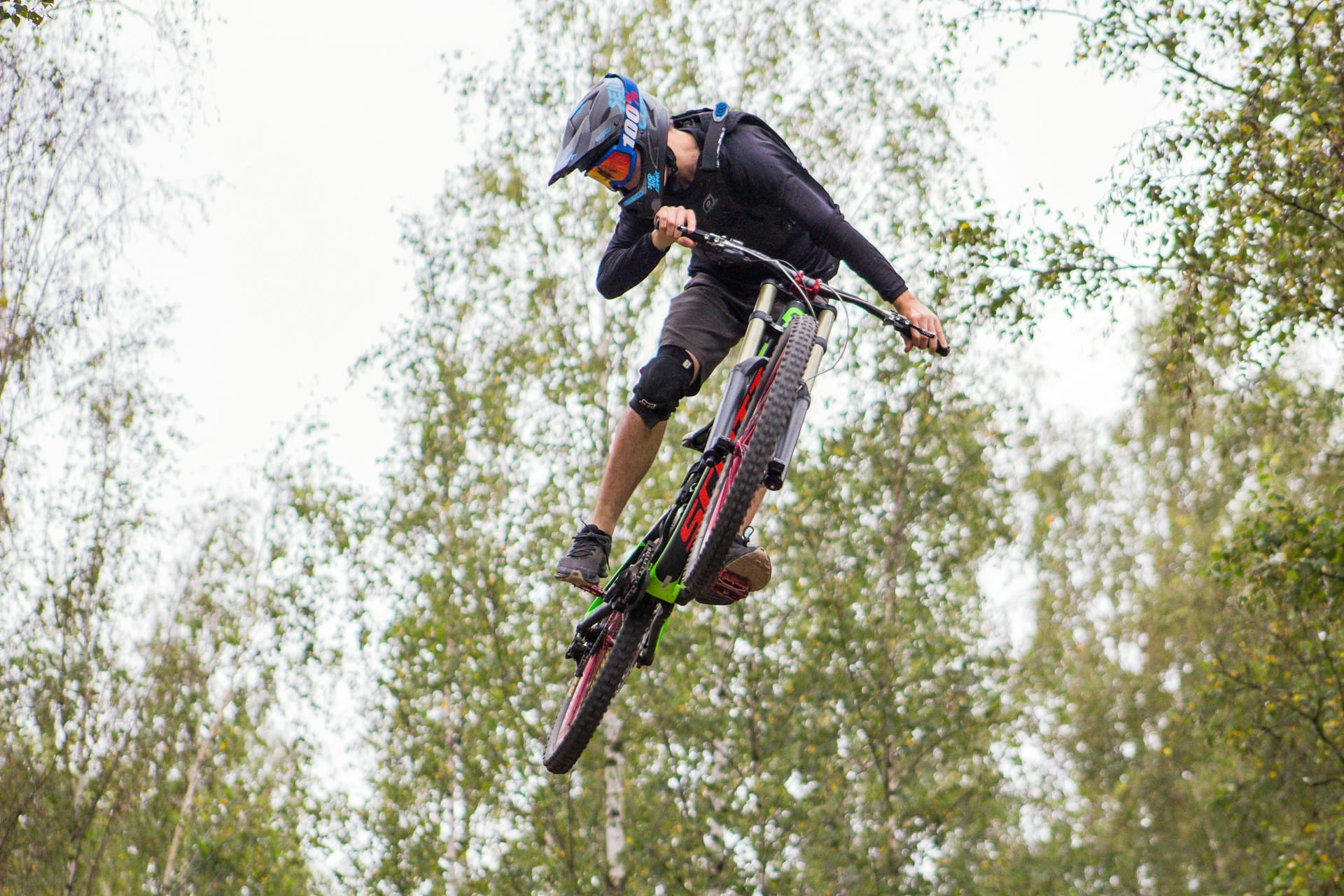 uomo salta con bici da freeride