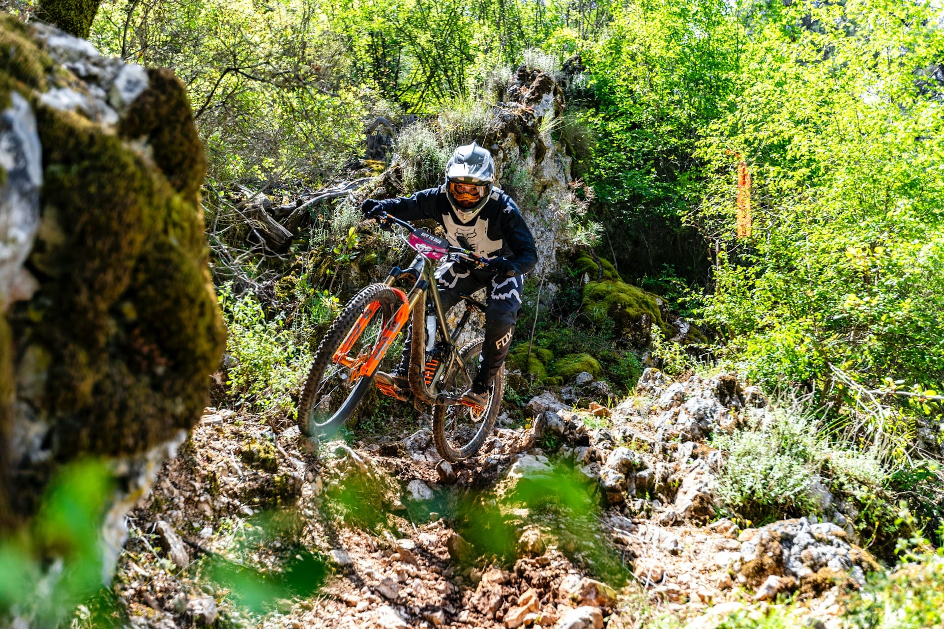 ciclista in montagna con bici enduro