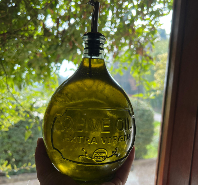 Bottiglia di olio extra vergine d’oliva D.O.P. “Tredici” prodotto dall’agriturismo.