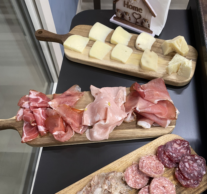 Taglieri con selezione di salumi, affettati e formaggi locali, serviti su richiesta a cena. 
