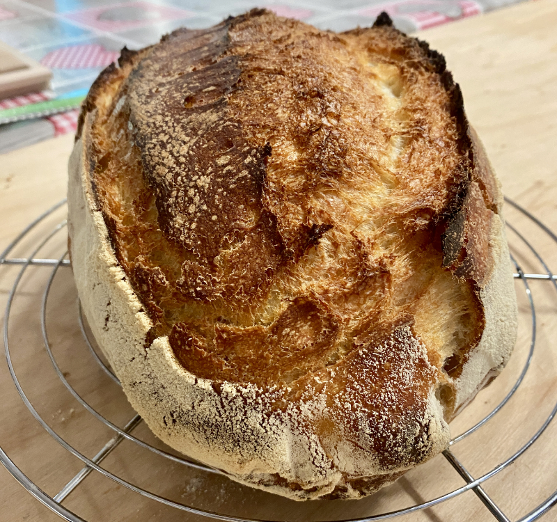 Pagnotta artigianale preparata con il 100% di semola rimacinata di grano duro e lievito madre. 
