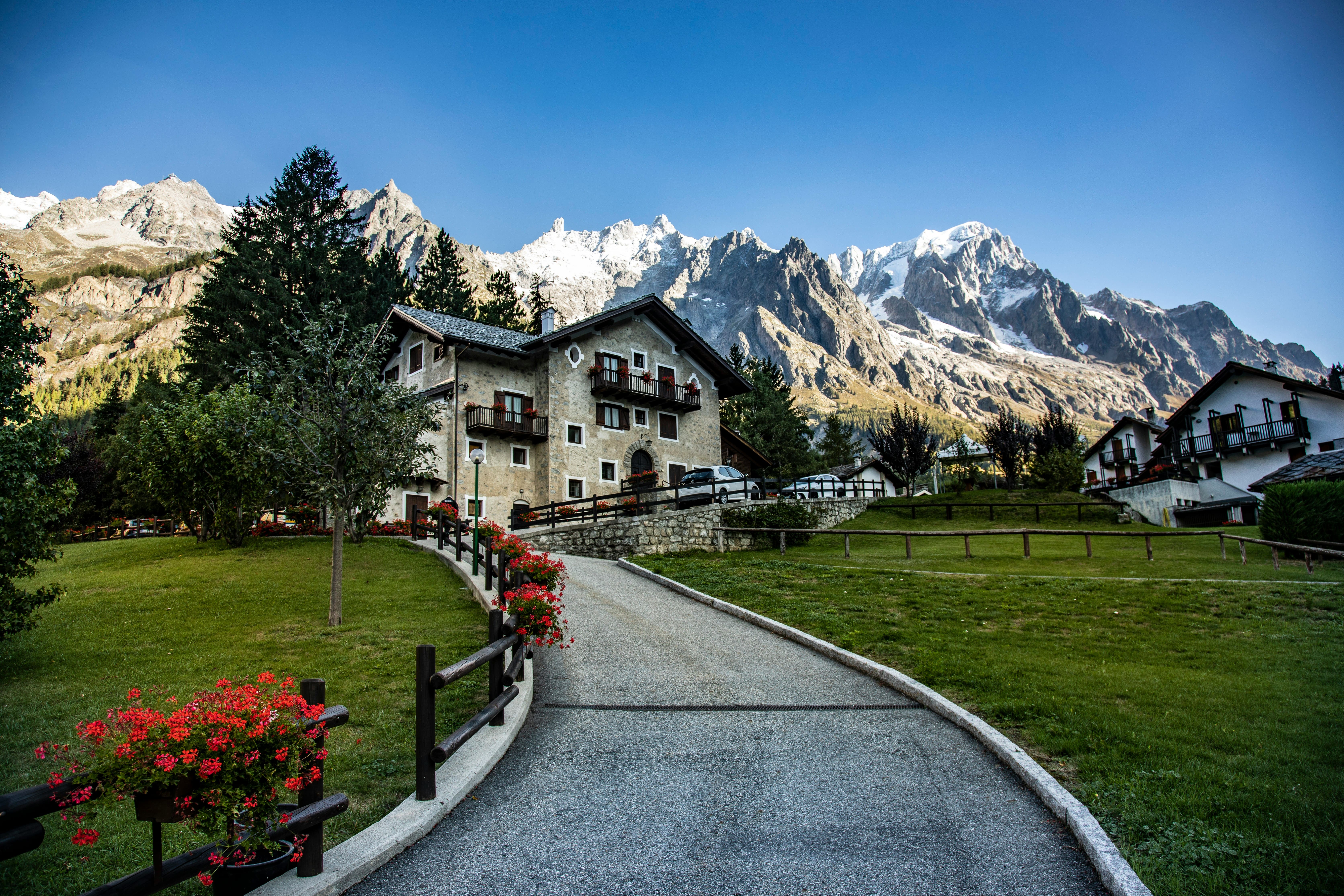 casa bianca a courmayeur sfondo montagne