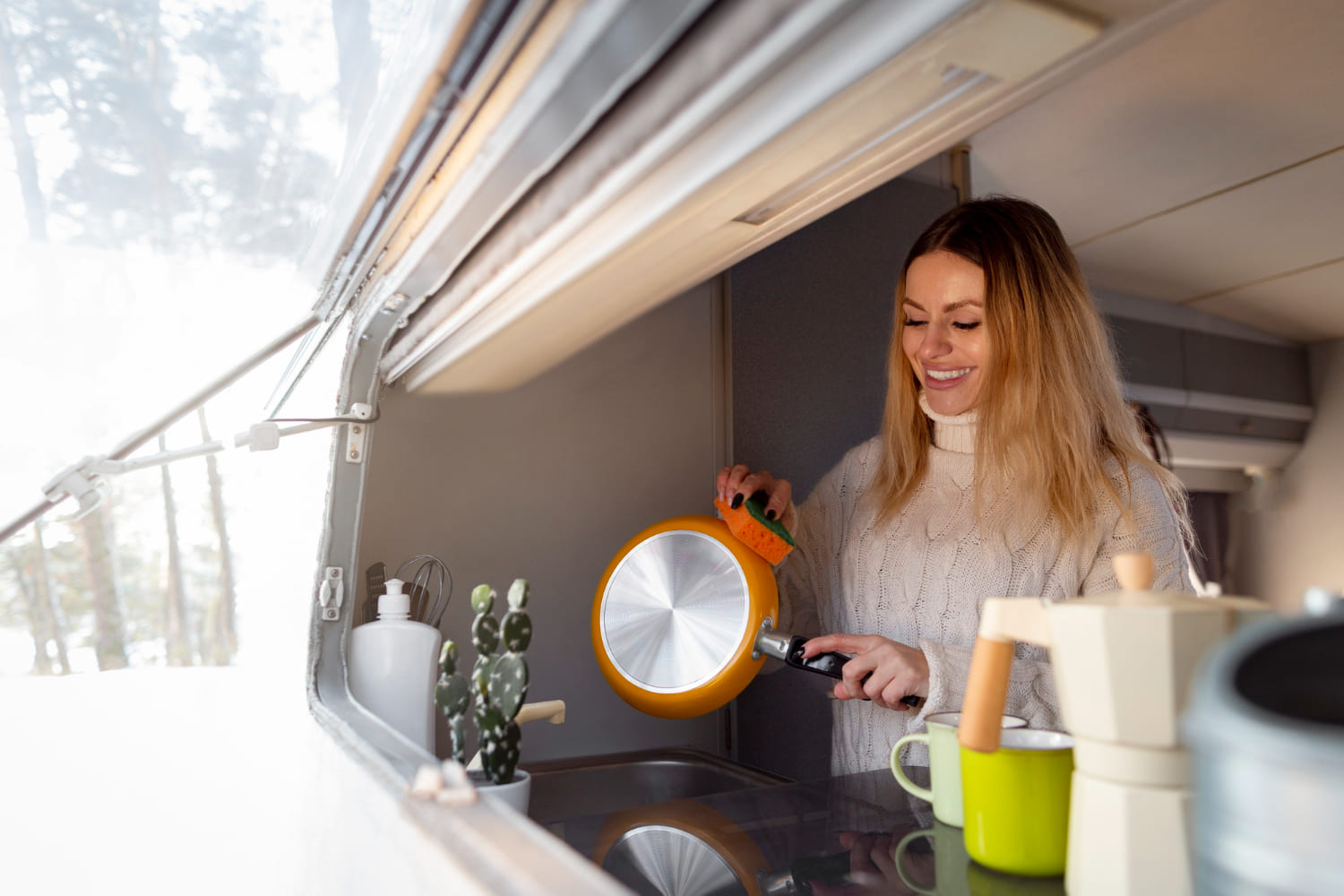 donna lava una padella in camper
