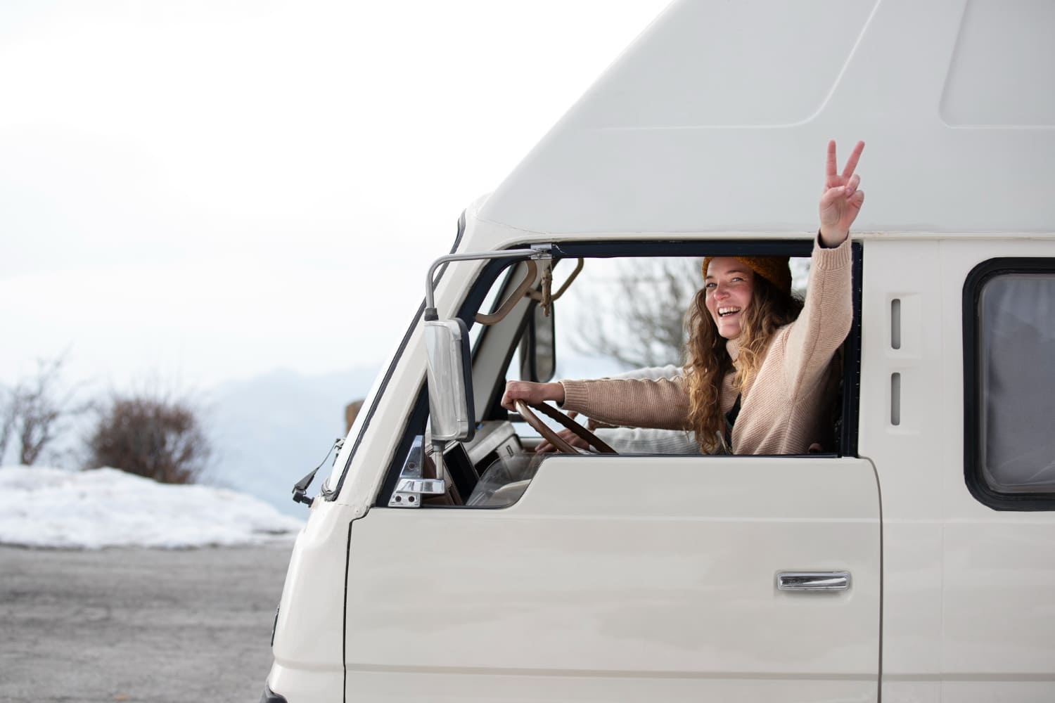 donna felice di guidare il camper