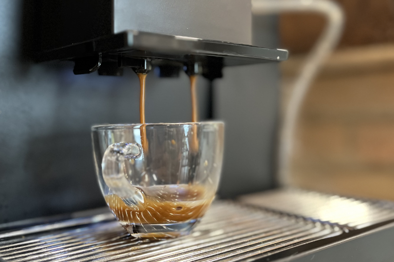 Macchina del caffè sempre disponibile, con un’ampia selezione di bevande calde. 