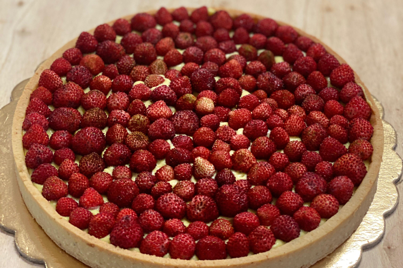 Crostata con panna e fragole su base di pasta frolla. 
