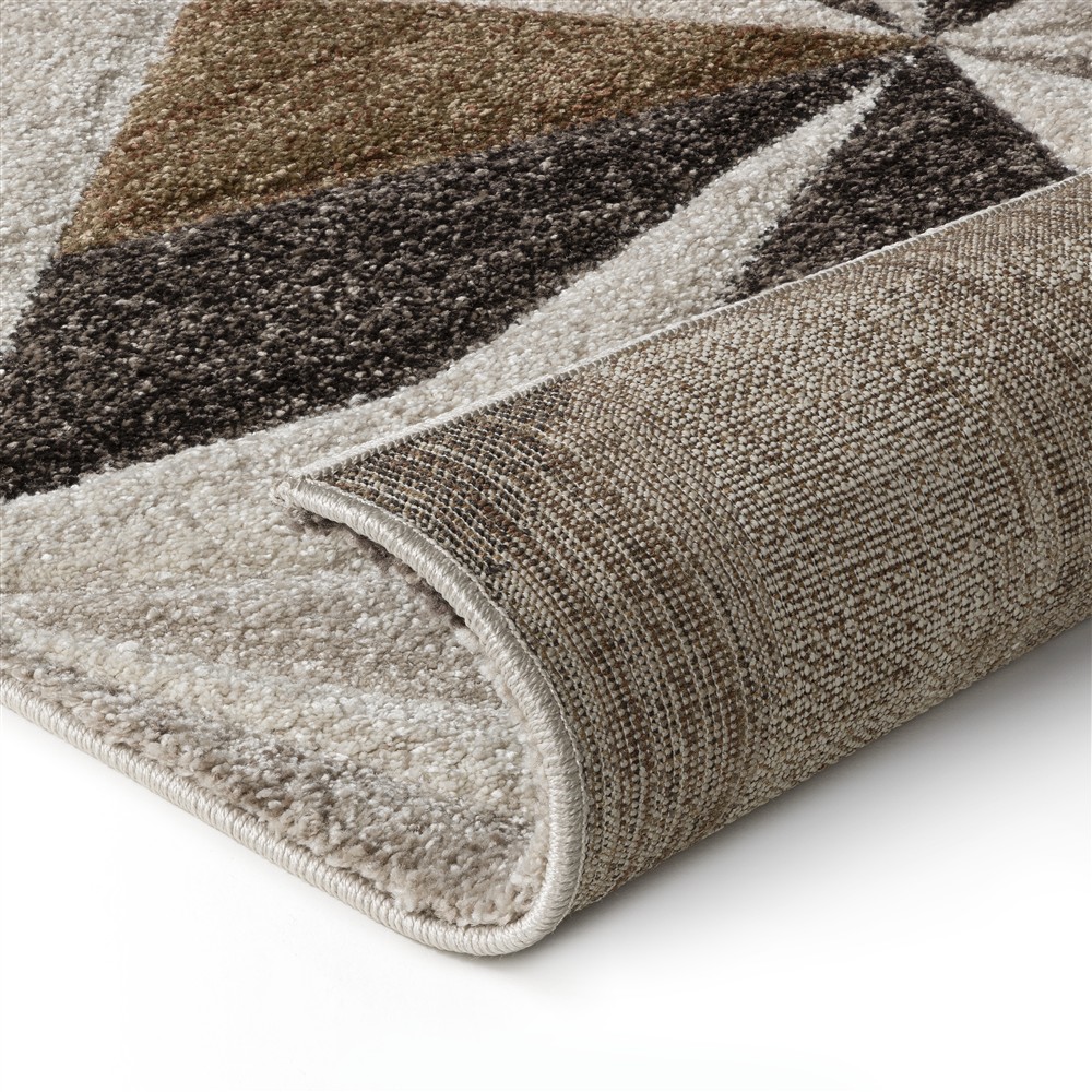 AGATA THREE – Geometrie Contemporanee e Comfort Quotidiano