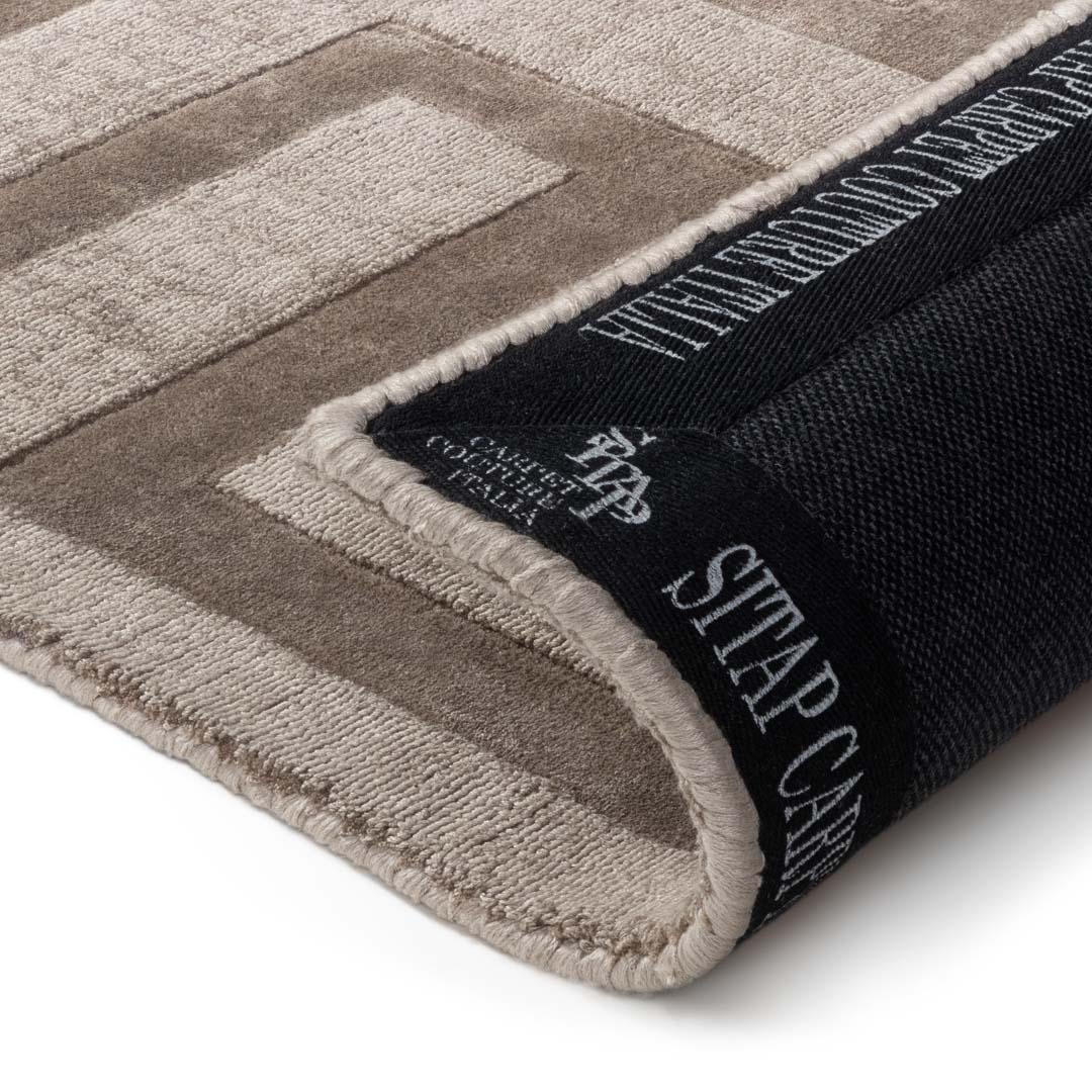 LABYRINTH MINK – Geometria Elegante e Comfort Setoso per Ambienti Raffinati