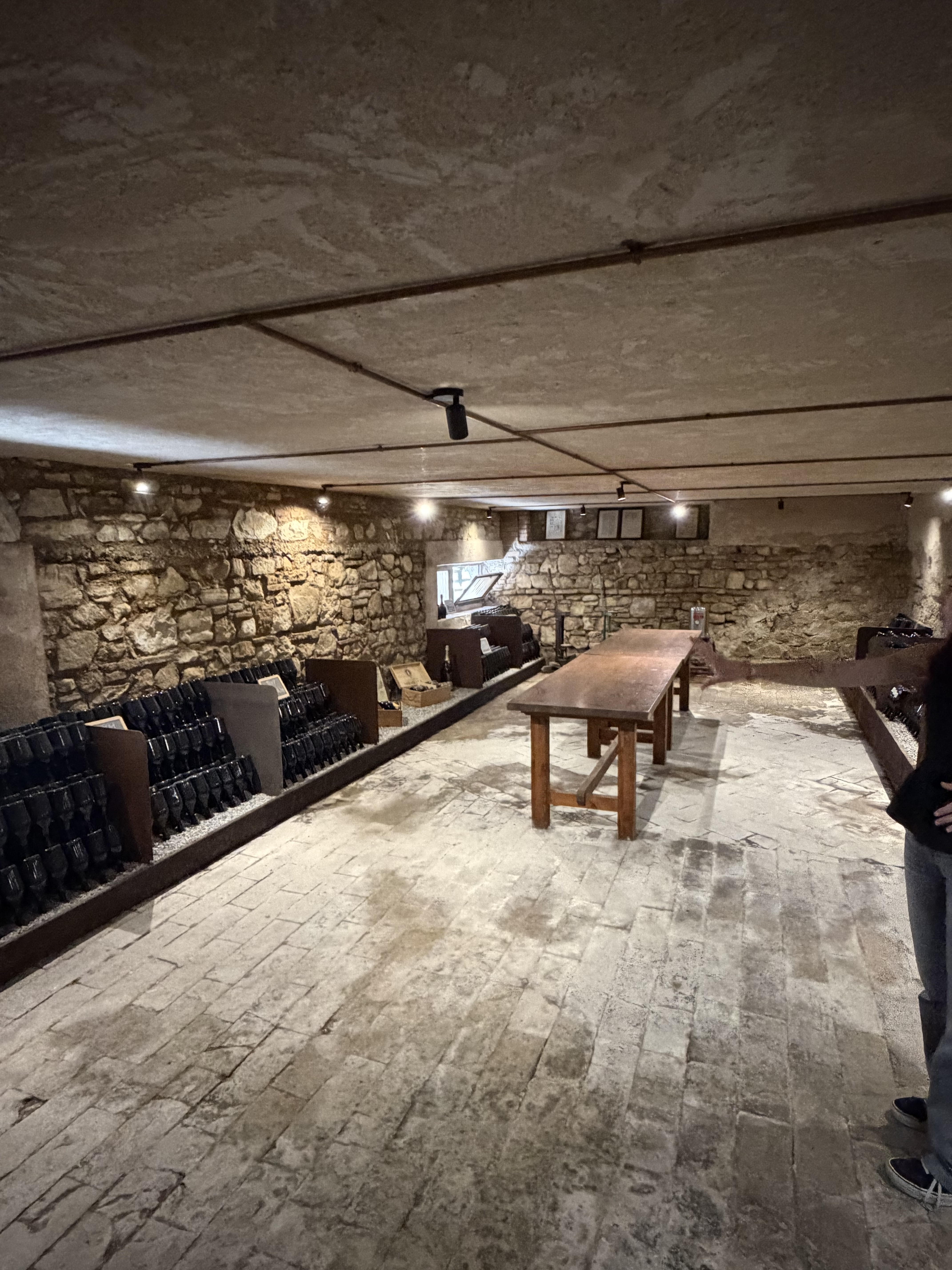 Interno del caveau storico con le bottiglie