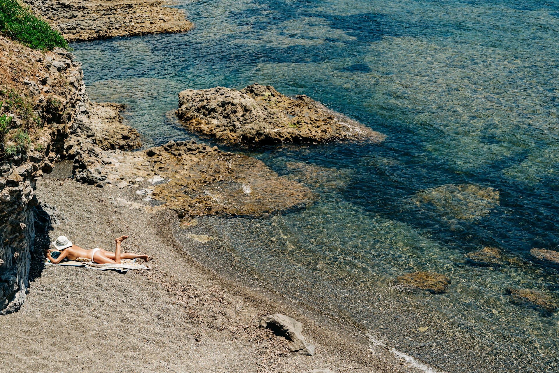 donna prende il sole in spiaggia in basilicata