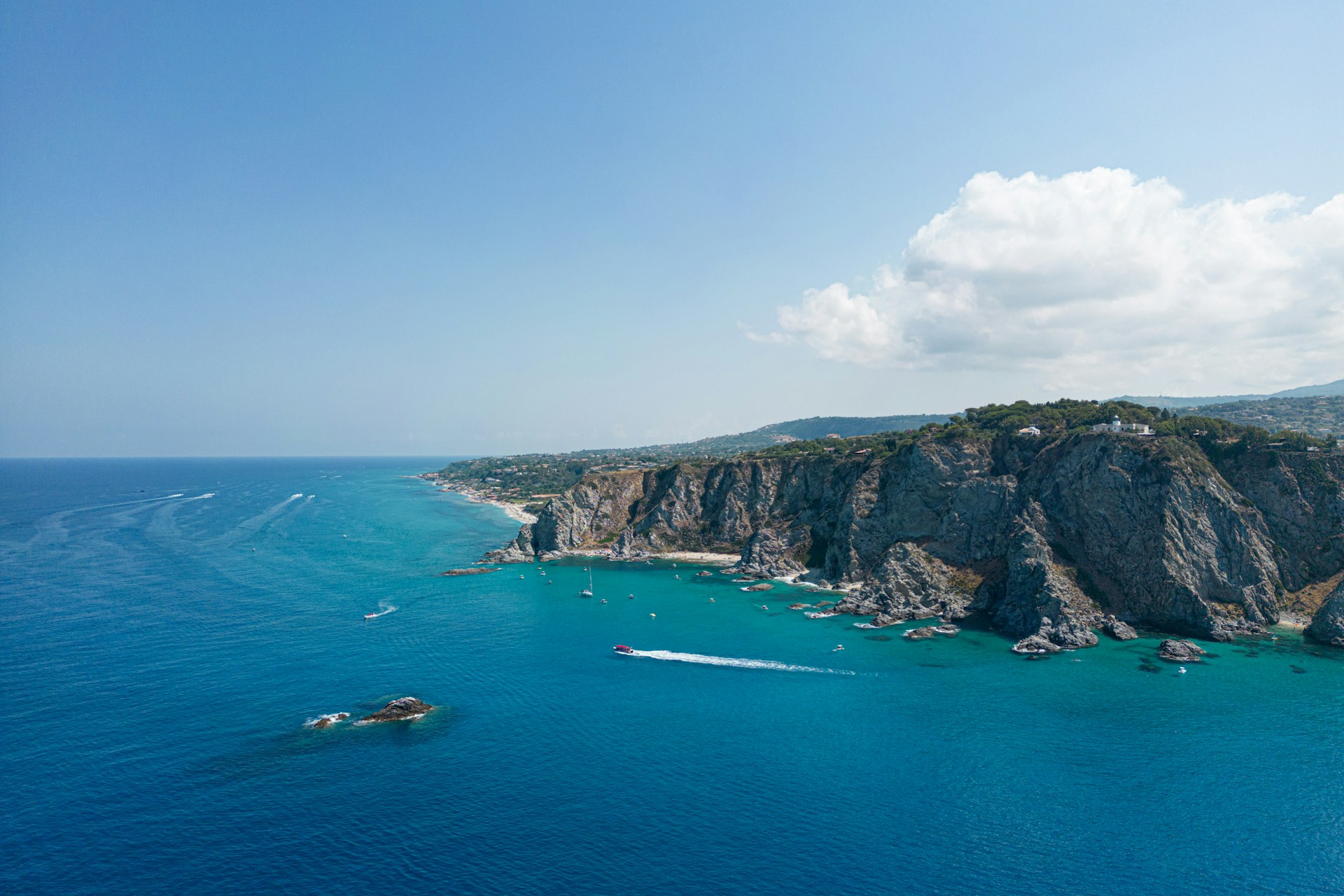 sporgenza rocciosa sul mare di capo vaticano