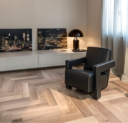 casa con pavimenti in legno noce con posa a spina di pesce italiana