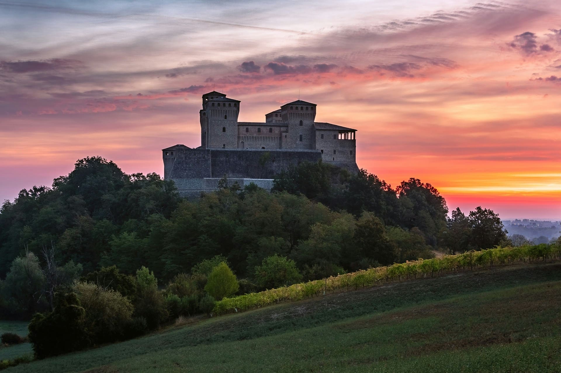 castello di torrechiara al tramonto