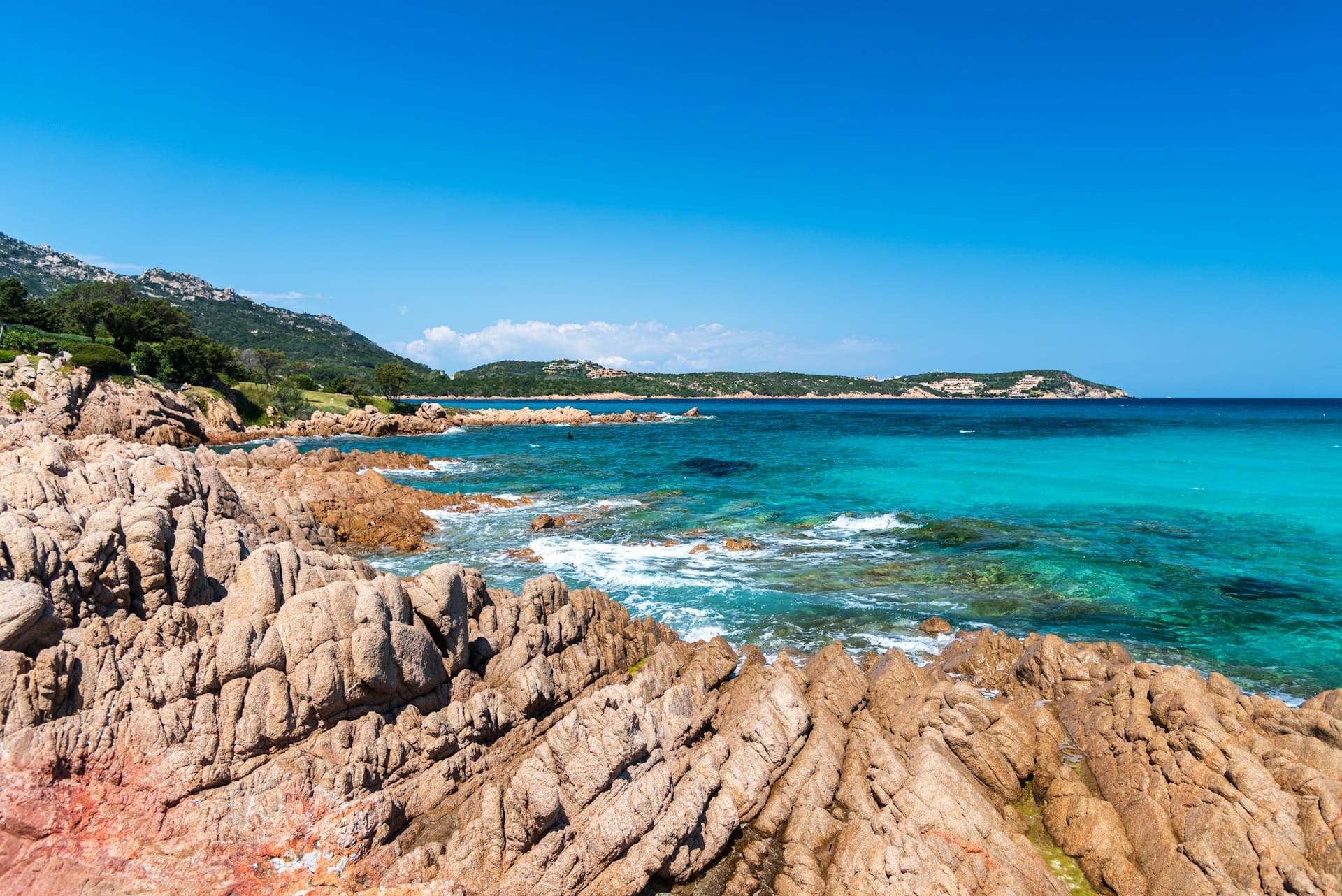 acqua cristallina su spiaggia rocciosa in costa smeralda