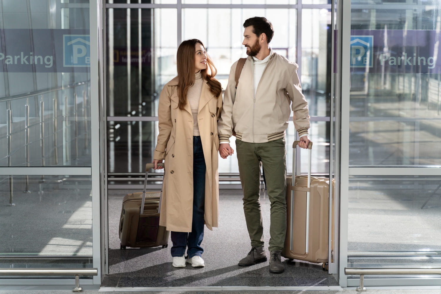 coppia con valigie in aeroporto