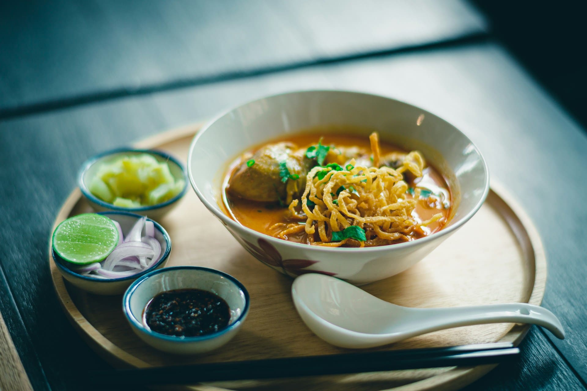 ciotola di brodo di miso denso con noodles e contorni