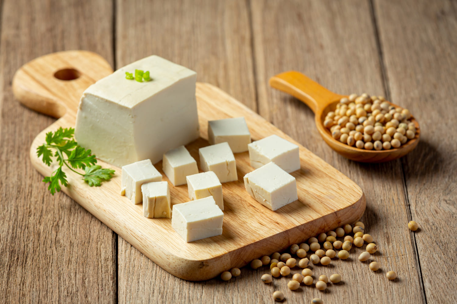 tofu tagliato a cubetti su tagliere in legno