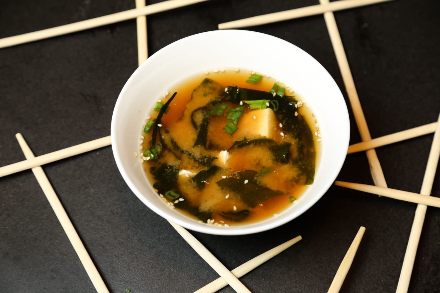 ciotola bianca con zuppa di miso e alghe