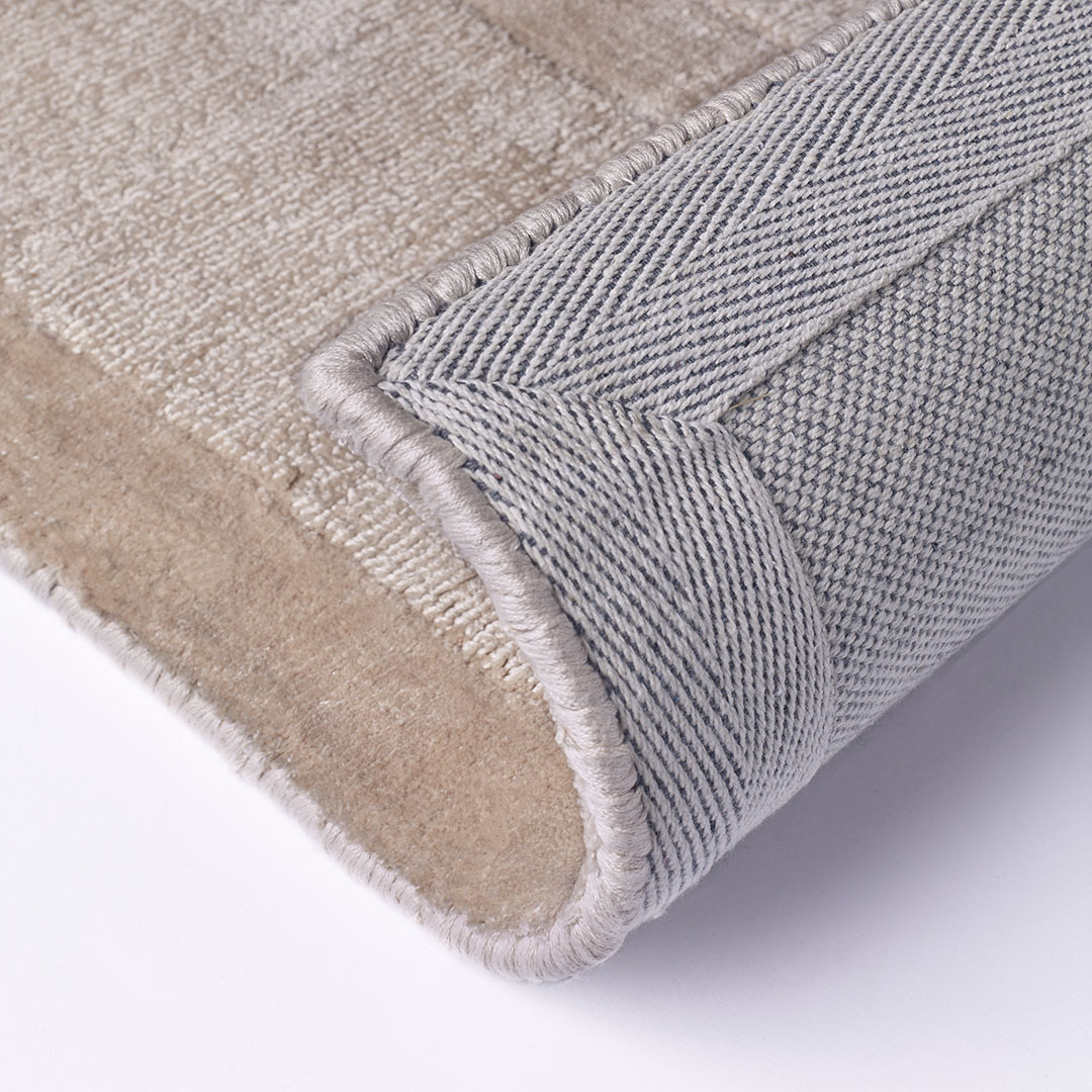 Tappeto DOMINUS DAINO: Eleganza Geometrica e Comfort per il Tuo Salotto