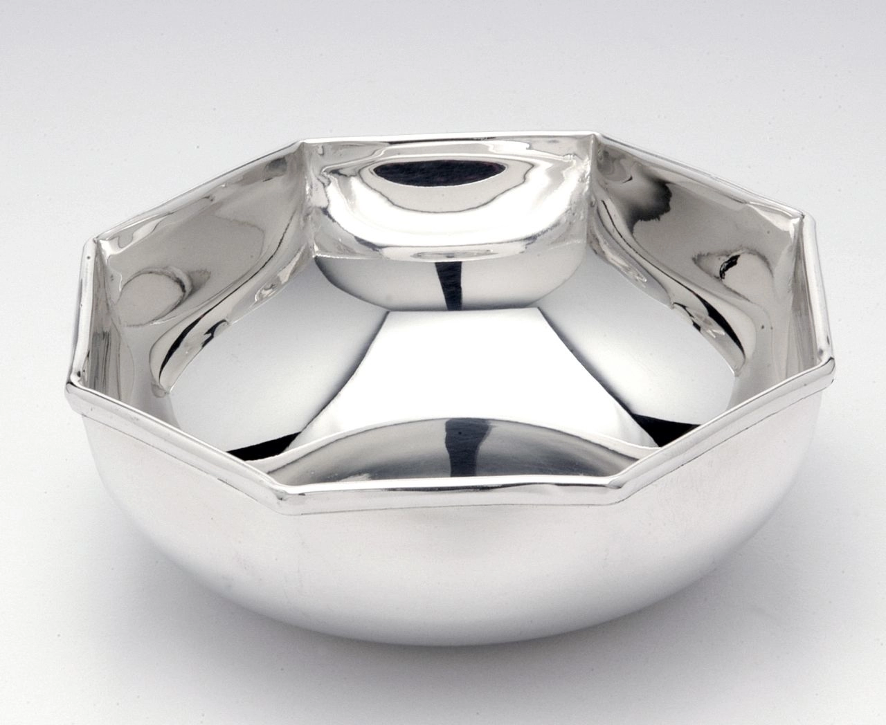 Ciotola decorativa modernista placcata in argento martellato di Georg  Jensen, anni '80 in vendita su Pamono