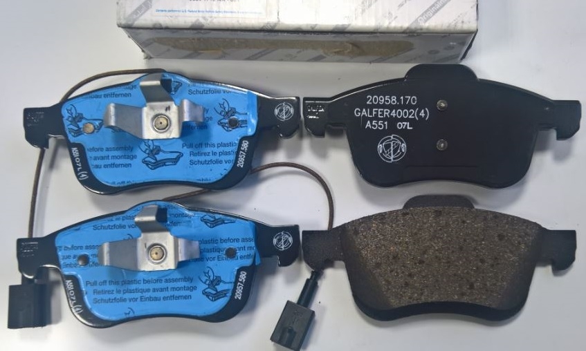 Coppia Spazzole (Montreal/Alfetta/ Duetto dal 1970 in poi) – Baionetta – Zucca Ricambi per Alfa Romeo d'Epoca