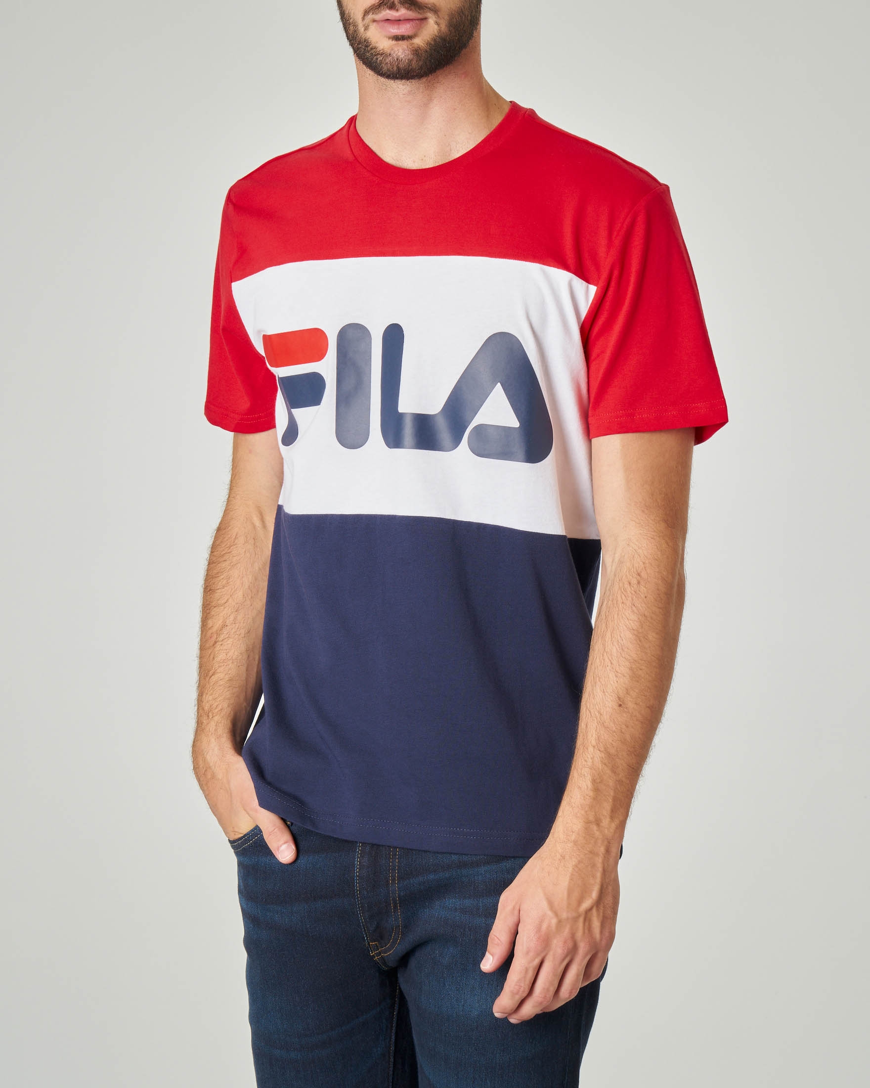 tuta fila rossa e bianca