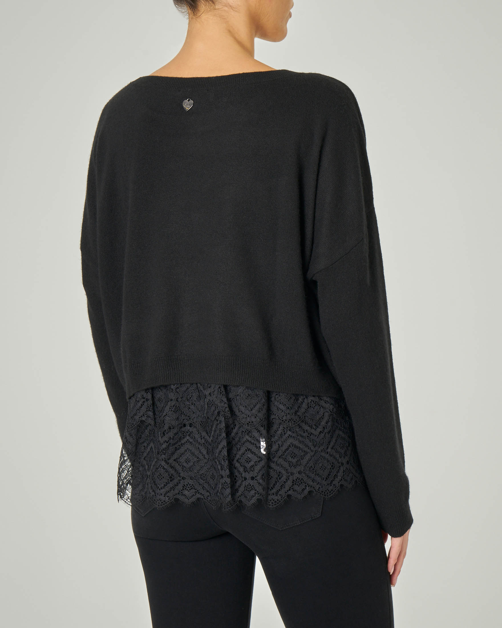 maglia nera scollo a barca