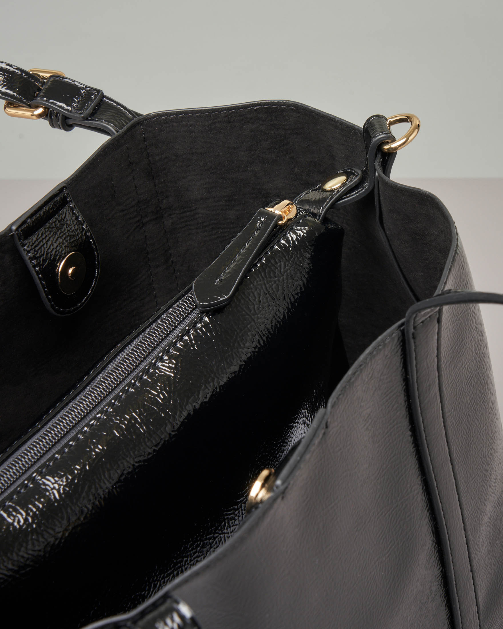 Shopping bag nera misura media in ecopelle effetto vernice con tracolla