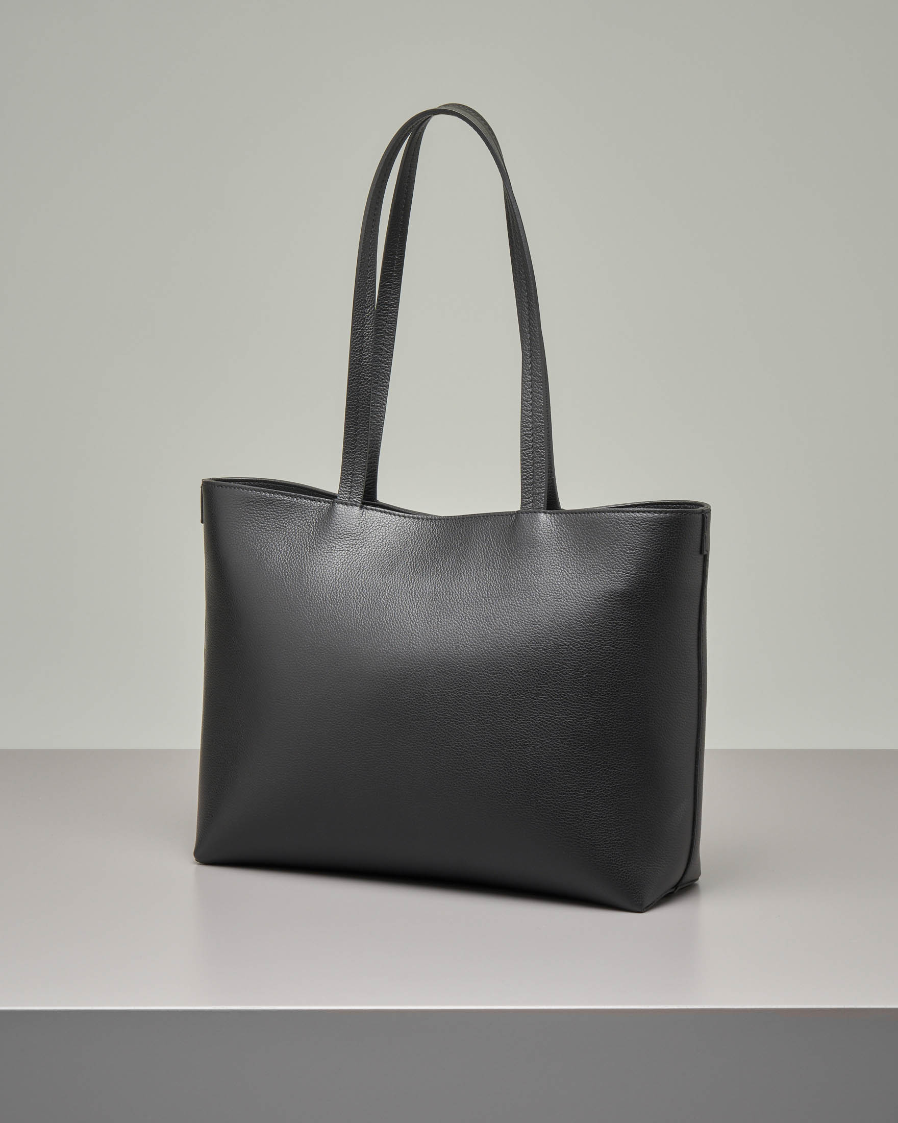 Shopping bag nera in pelle martellata con tasca sul davanti con scritta