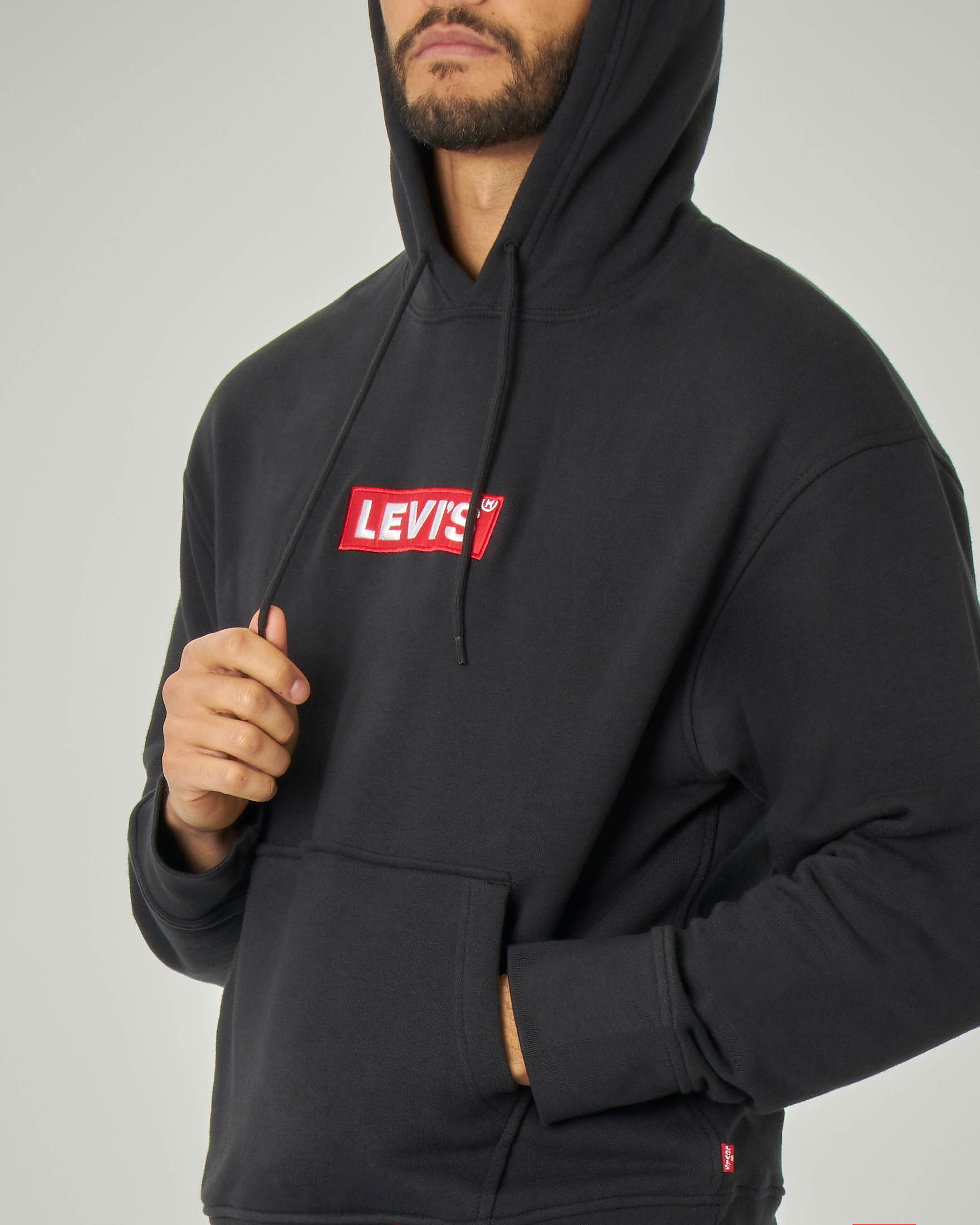 felpa nera con cappuccio