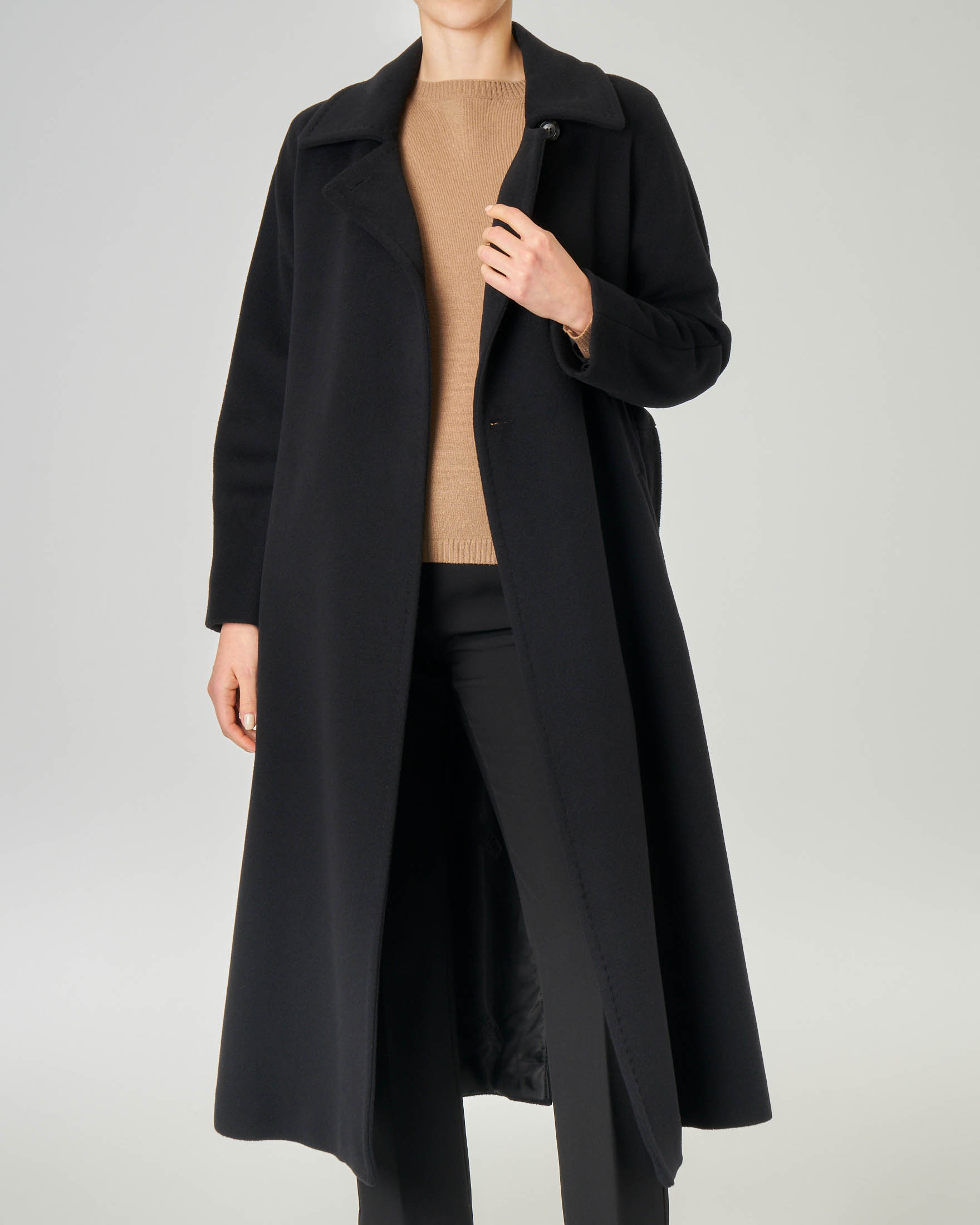 Cappotto lungo nero in pura lana vergine con cintura in vita
