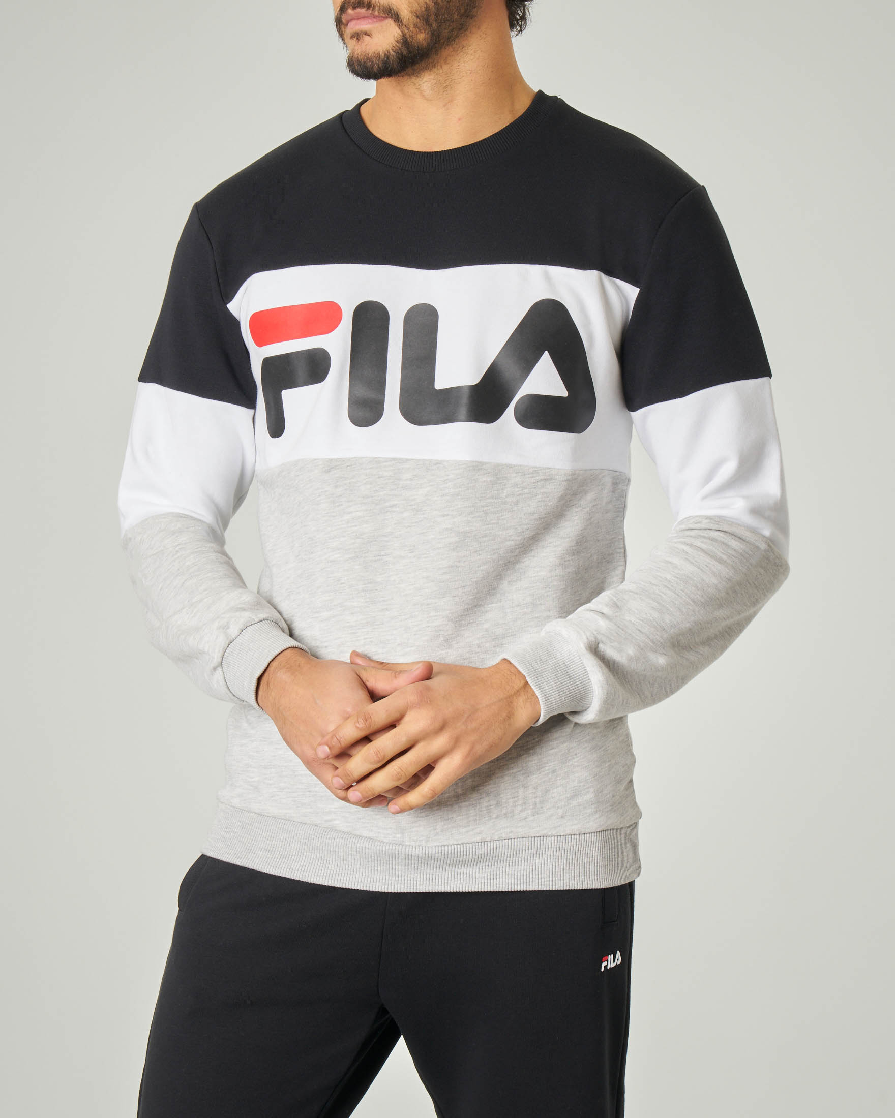 tuta fila grigia e verde