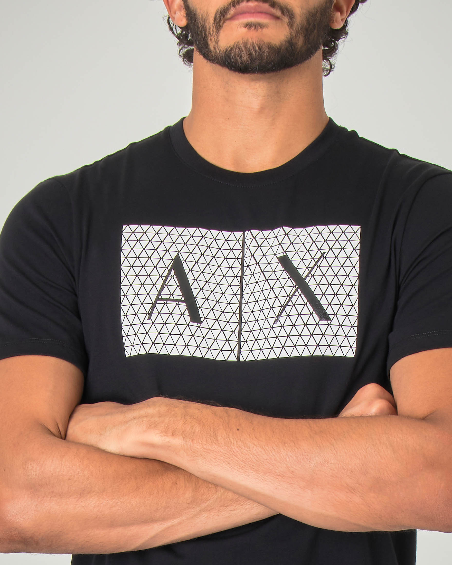 T-shirt mezza manica Armani Exchange nera con stampa grafica rettangolare e logo image