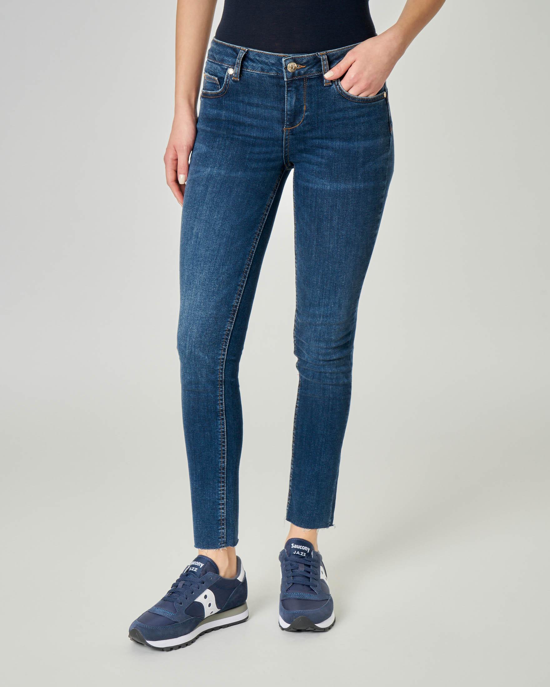 Jeans skinny alla caviglia in cotone elasticizzato con orli sfrangiati