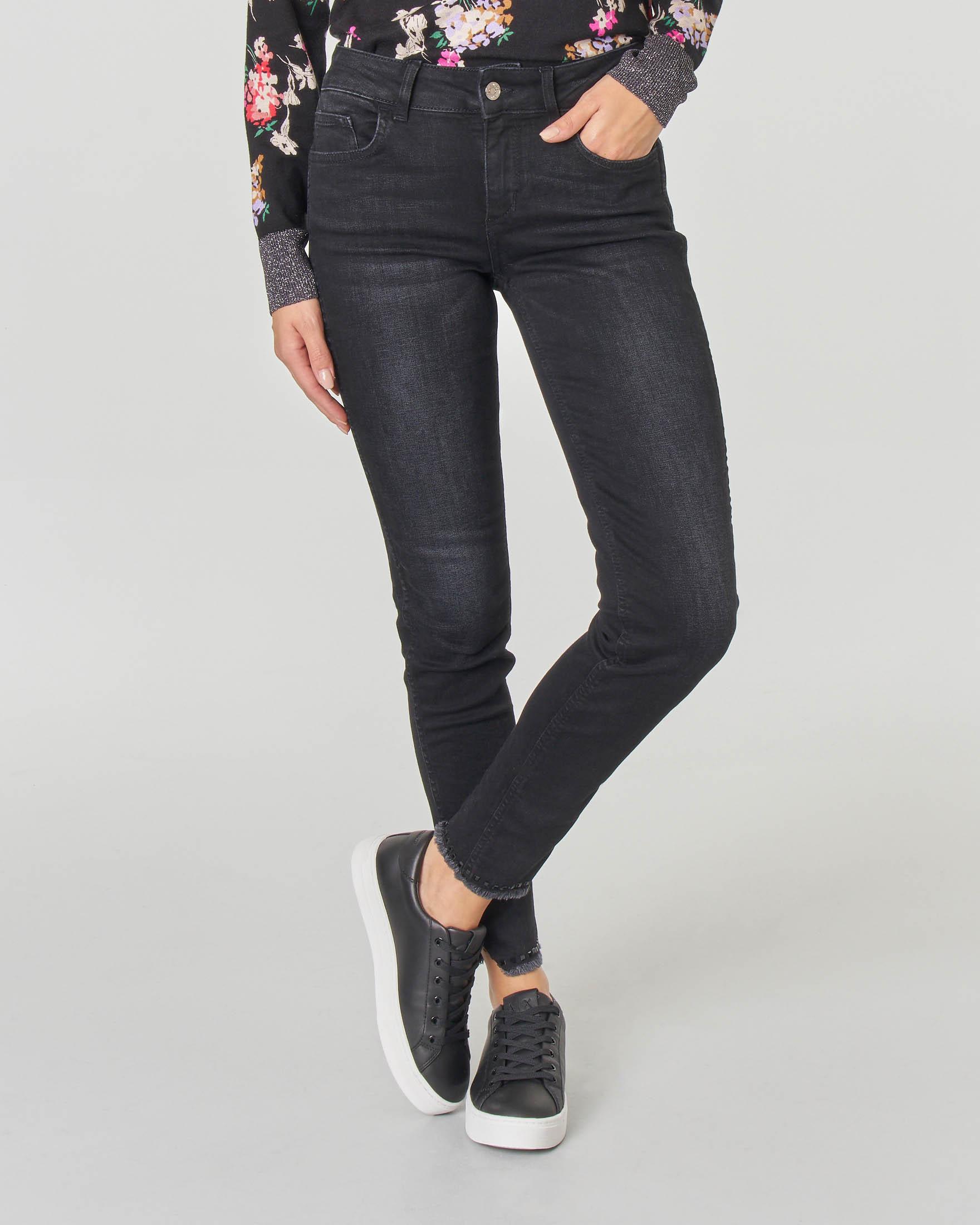 Jeans skinny neri effetto slavato con spacchetti e strass sul fondo