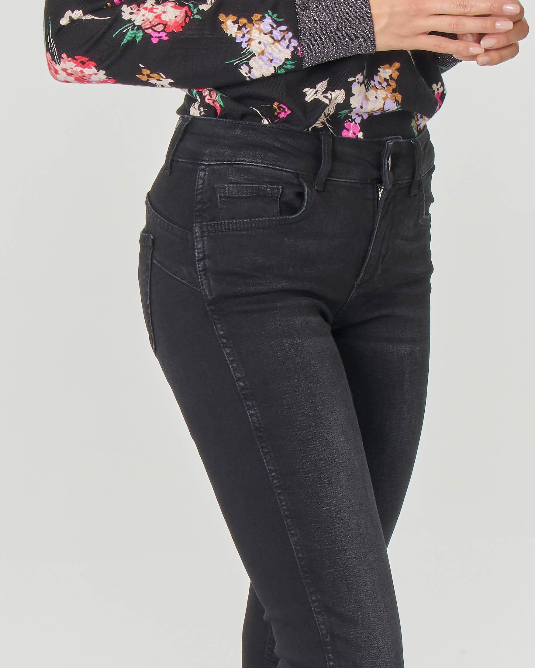 Jeans skinny neri effetto slavato con spacchetti e strass sul fondo