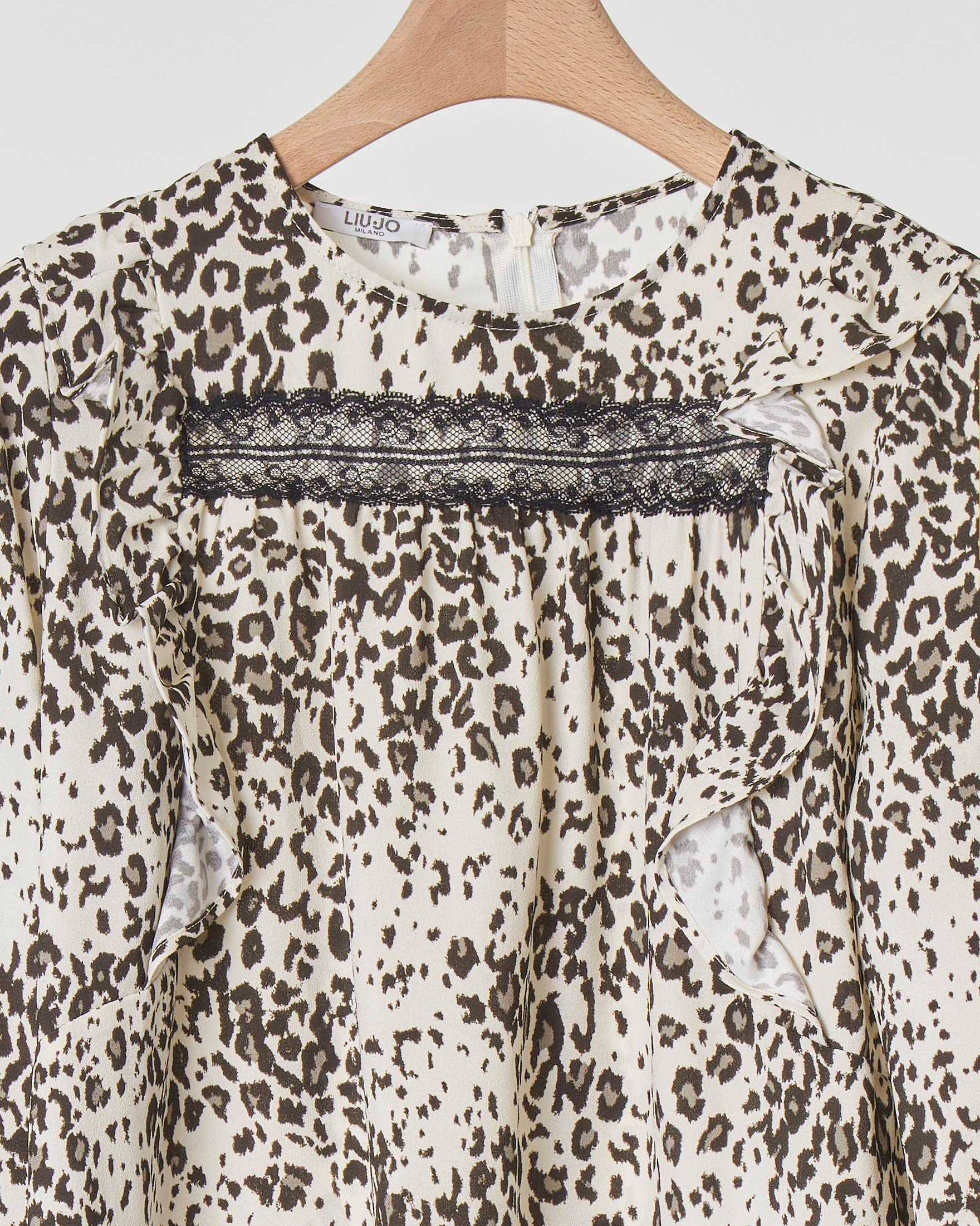 Camicia bianca in fantasia animalier con volants e pizzo applicati