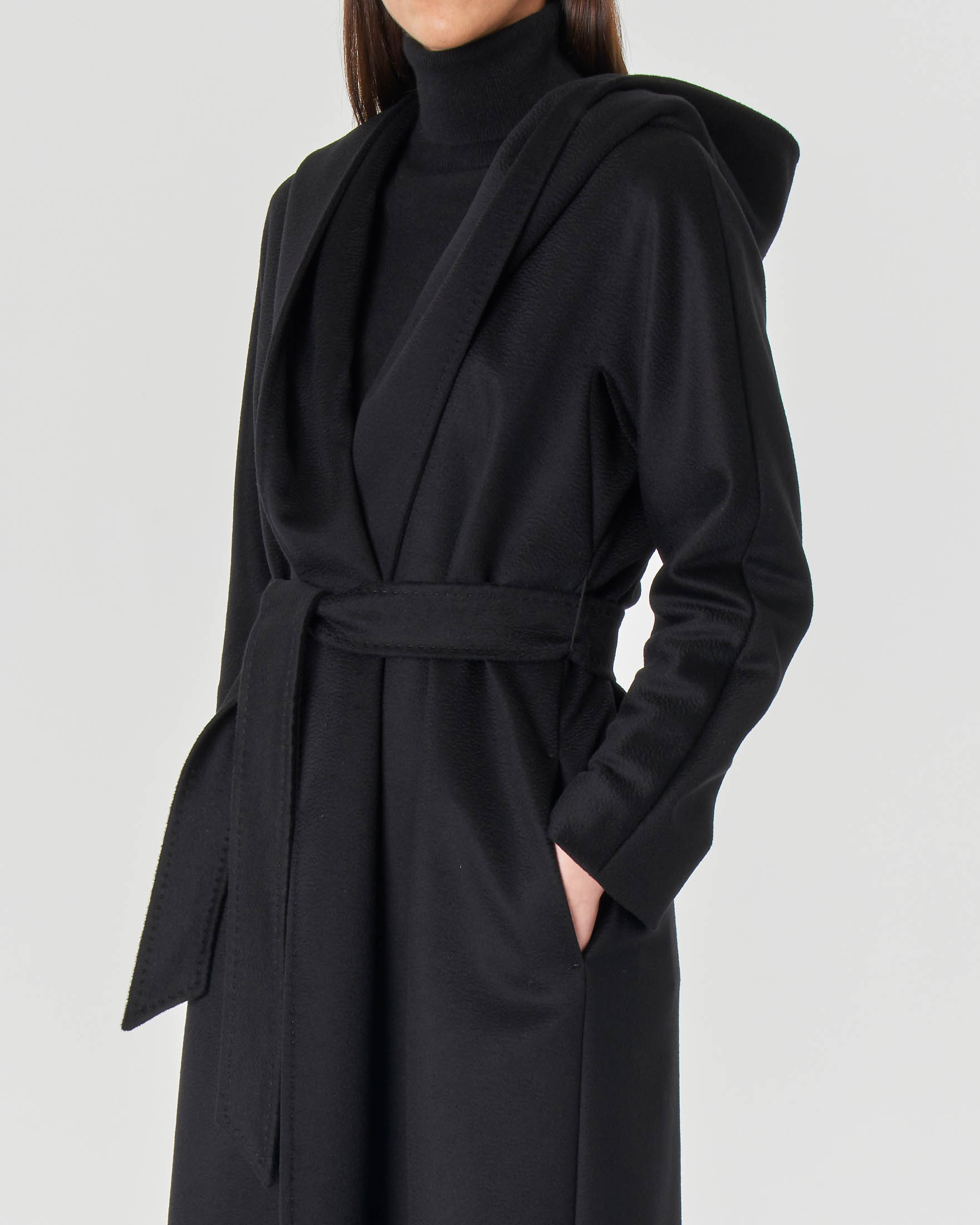 Cappotto nero lungo in pura lana vergine con collo sciallato e cappuccio