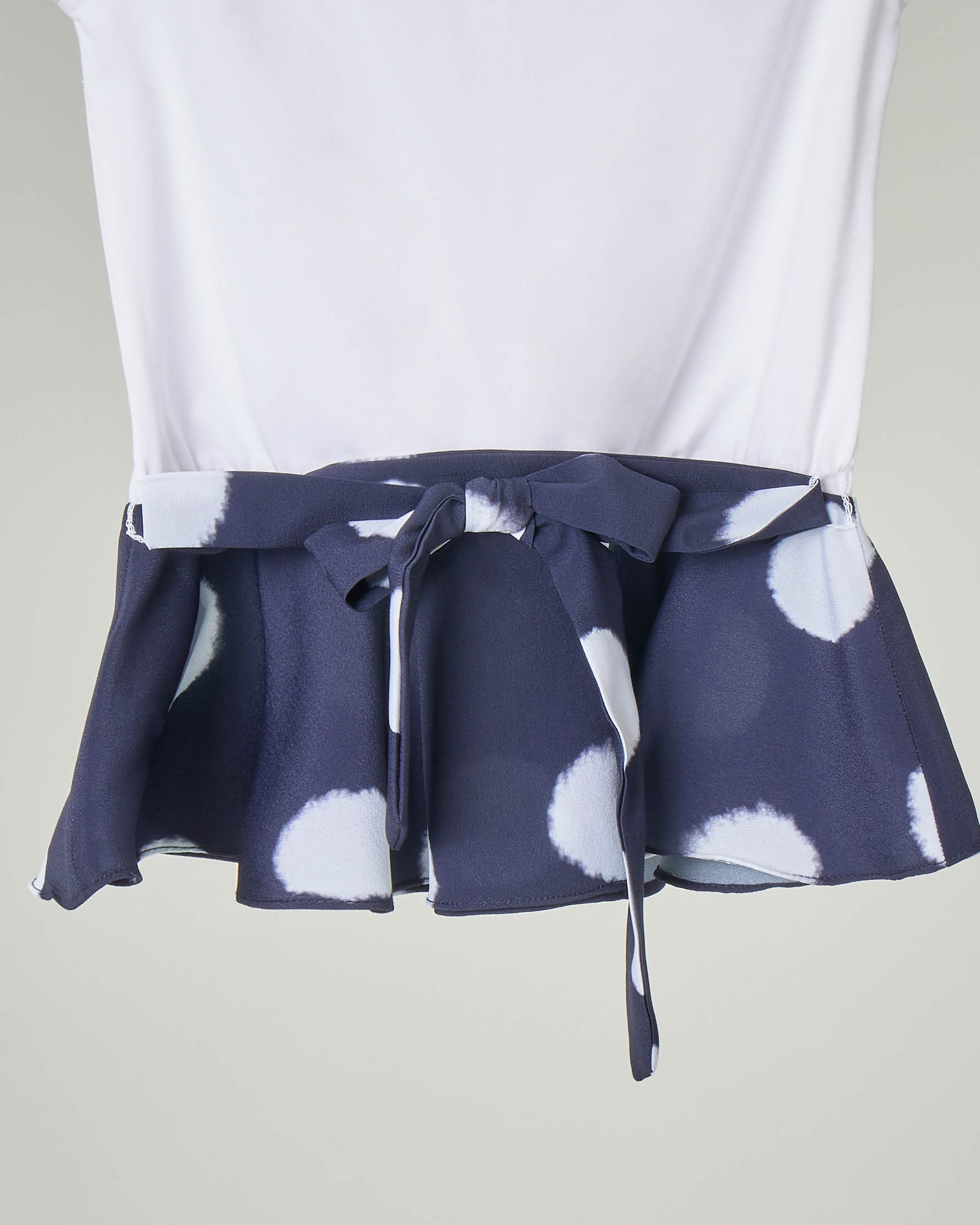 T-shirt bianca mezza manica con balza blu a pois sul fondo 5-8 anni