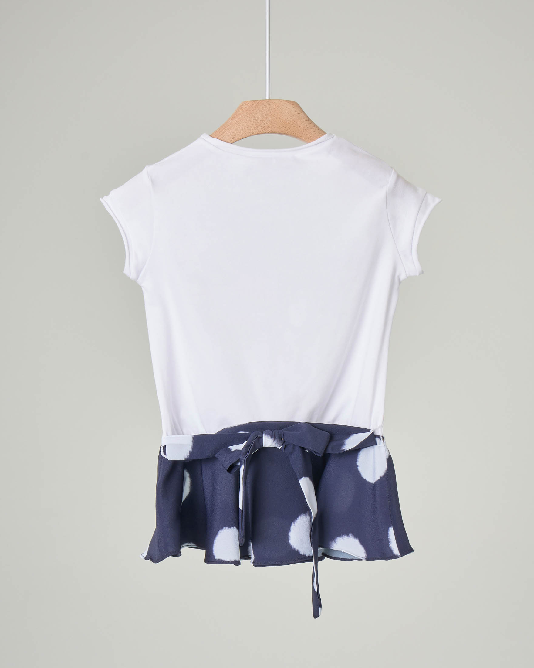 T-shirt bianca mezza manica con balza blu a pois sul fondo 5-8 anni