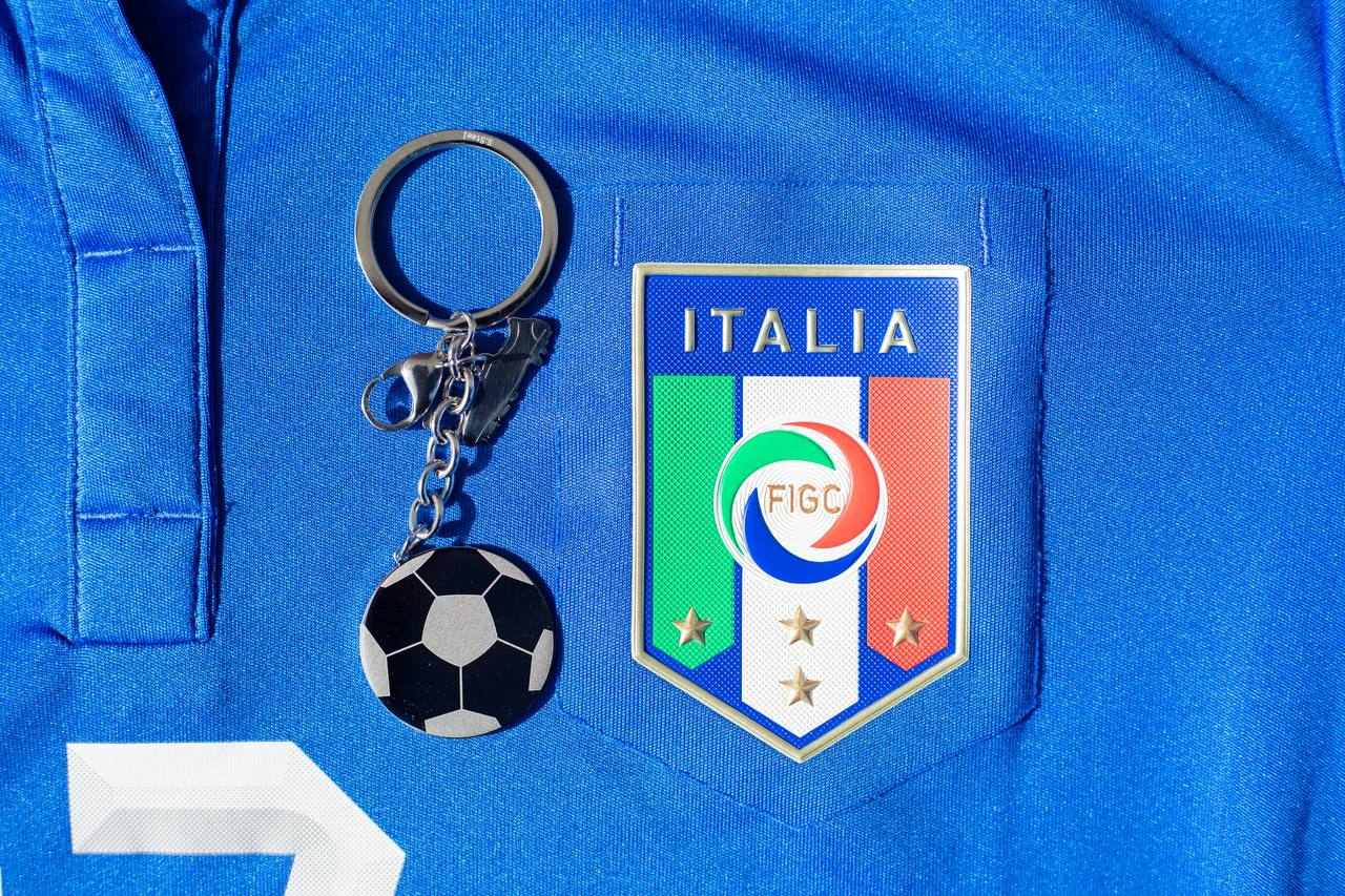 Portachiavi pallone calcio blu bianco rosso in acciaio