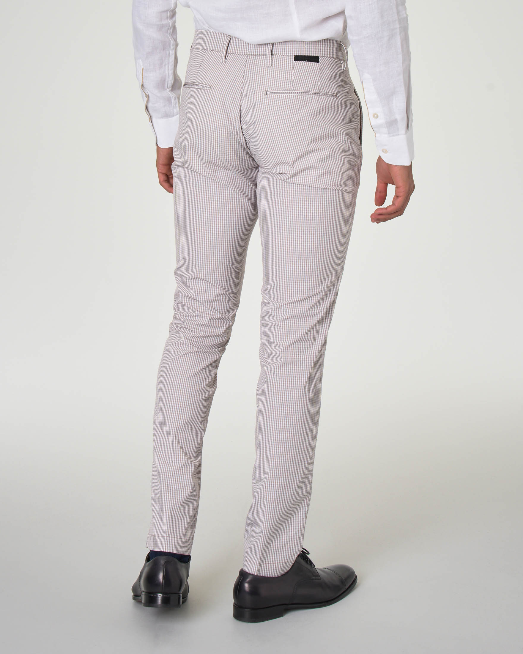 Pantalone chino micro quadretto beige e bianco