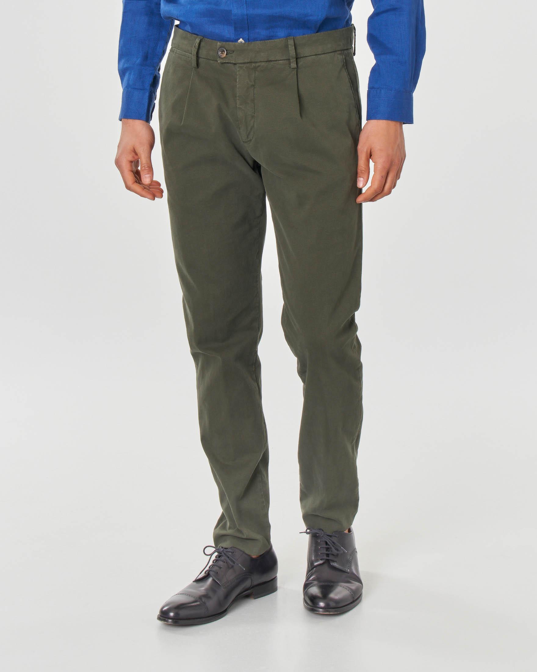 Pantalone chino verde militare in cotone stretch micro-armatura con una pinces