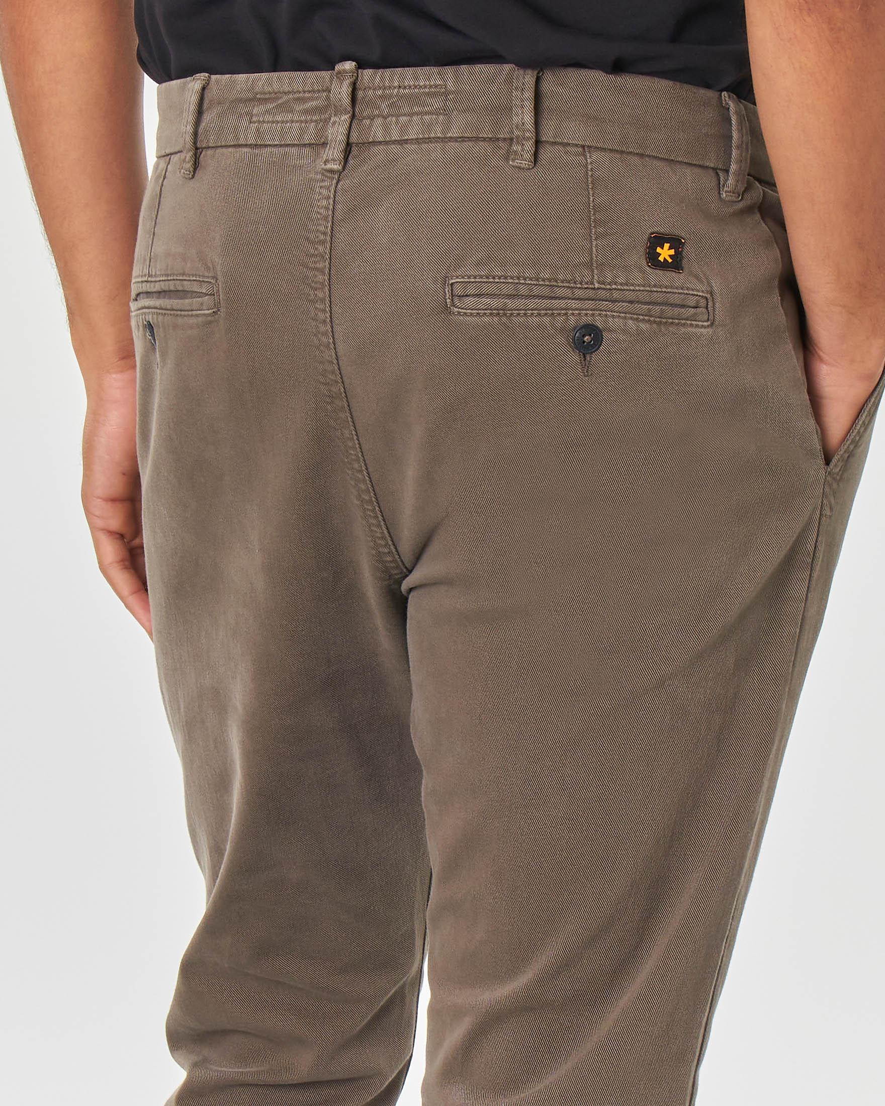 Pantalone chino marrone in tessuto diagonale di cotone stretch image