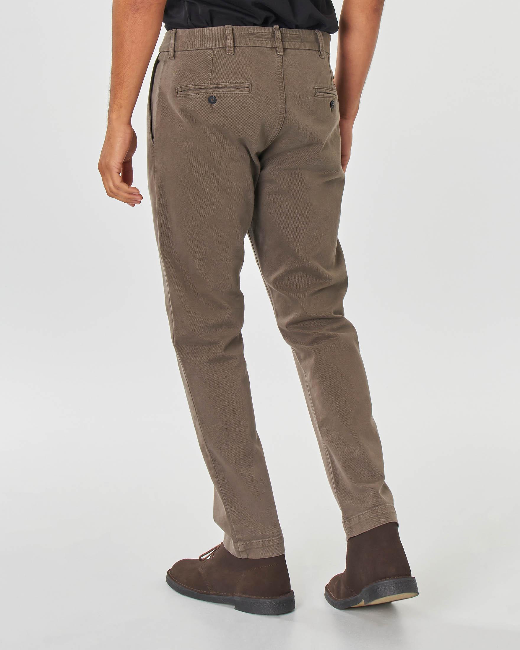 Pantalone chino marrone in tessuto diagonale di cotone stretch