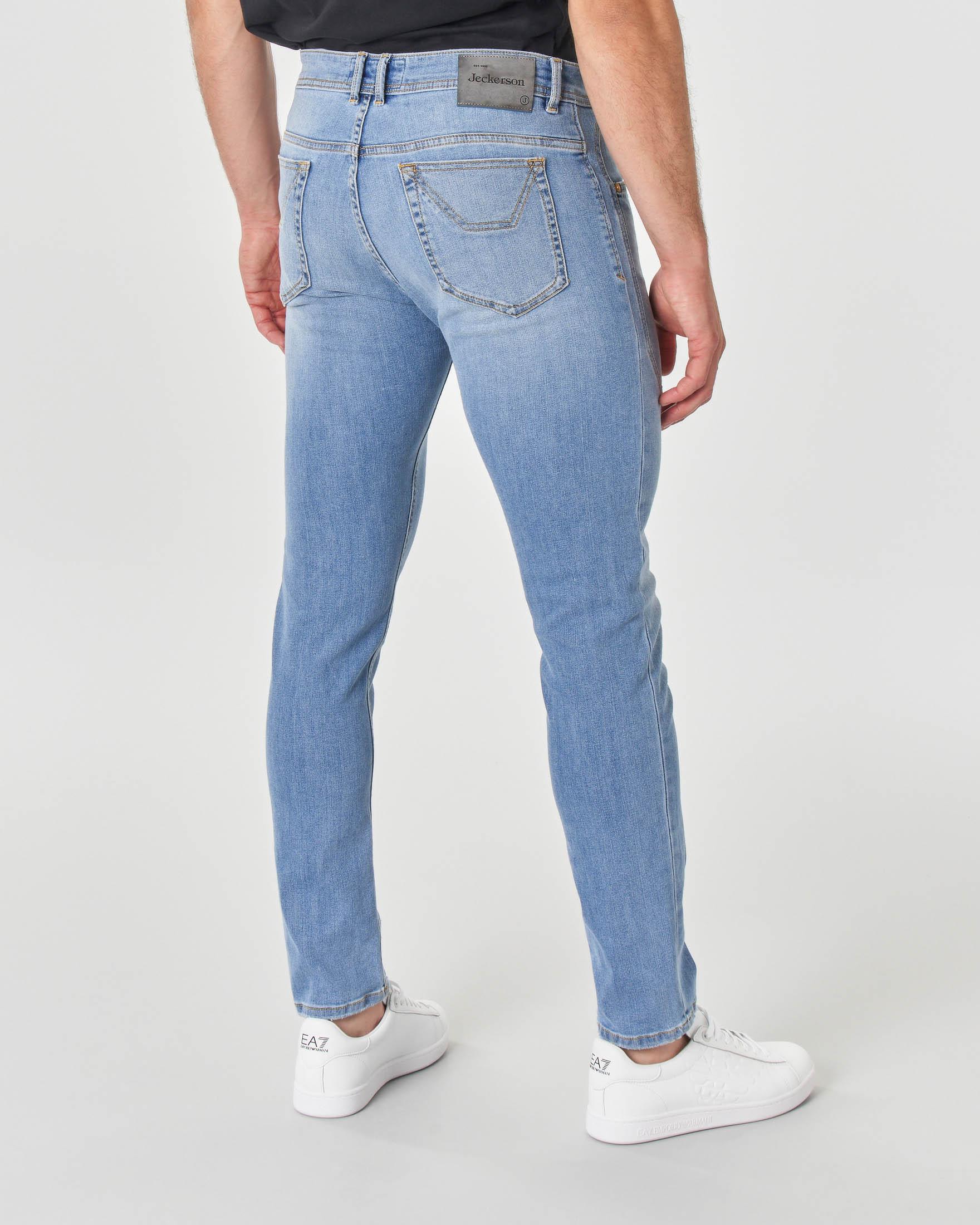 Jeans PA104 lavaggio chiaro bleach con nuova toppa piccola e abrasioni