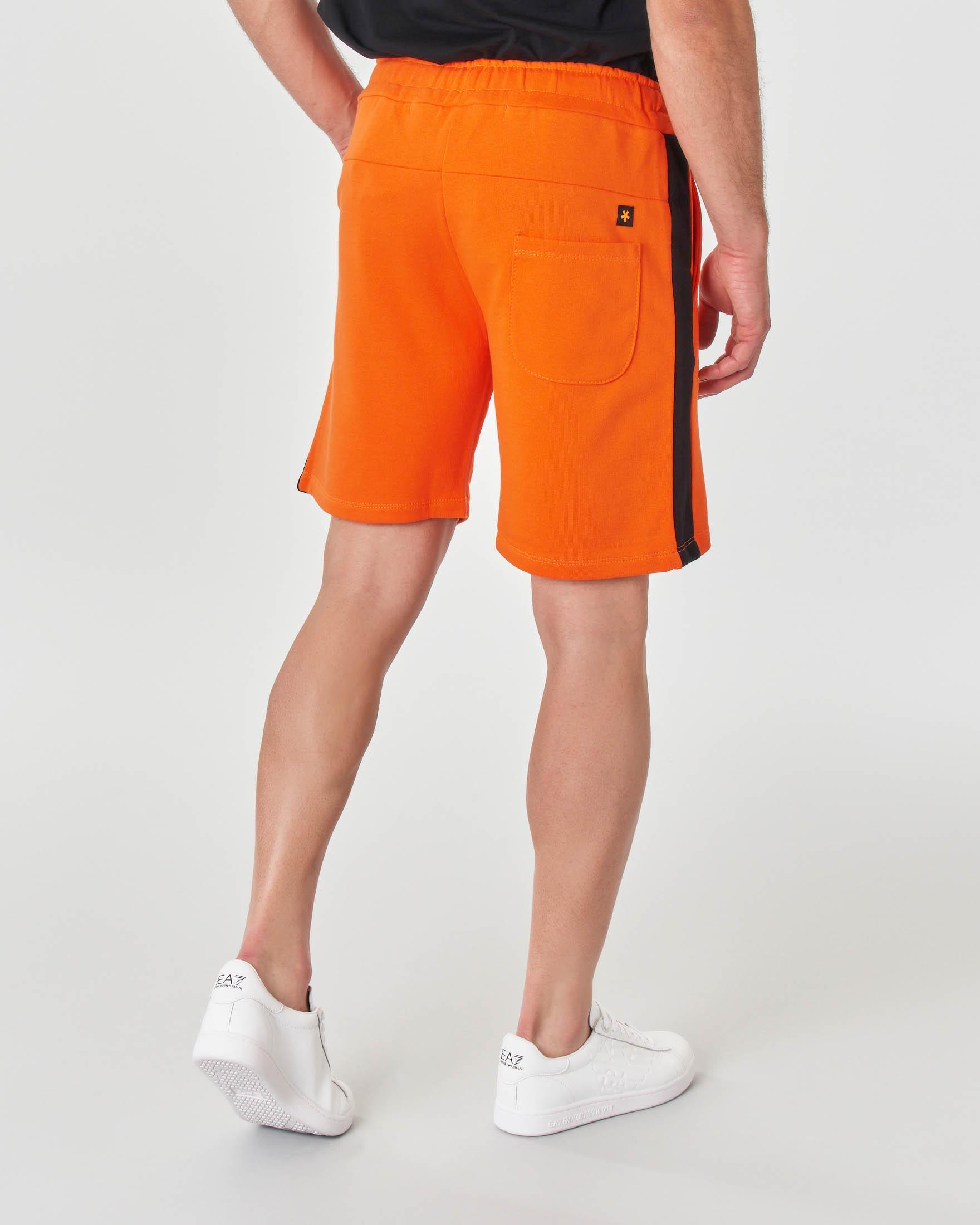 Bermuda arancio in felpa di cotone con bande nere e logo asterisco