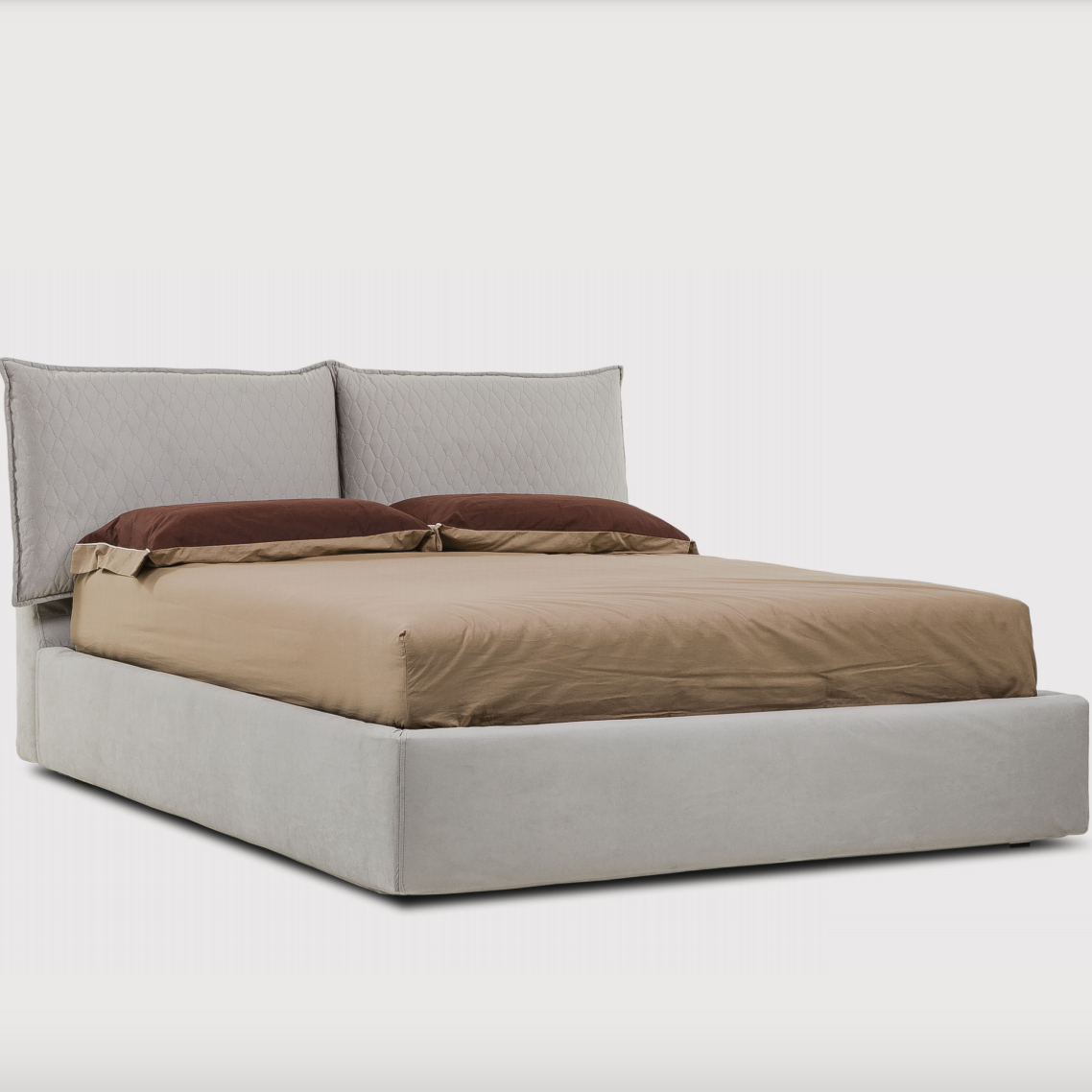 Letto imbottito con cuscini regolabili 